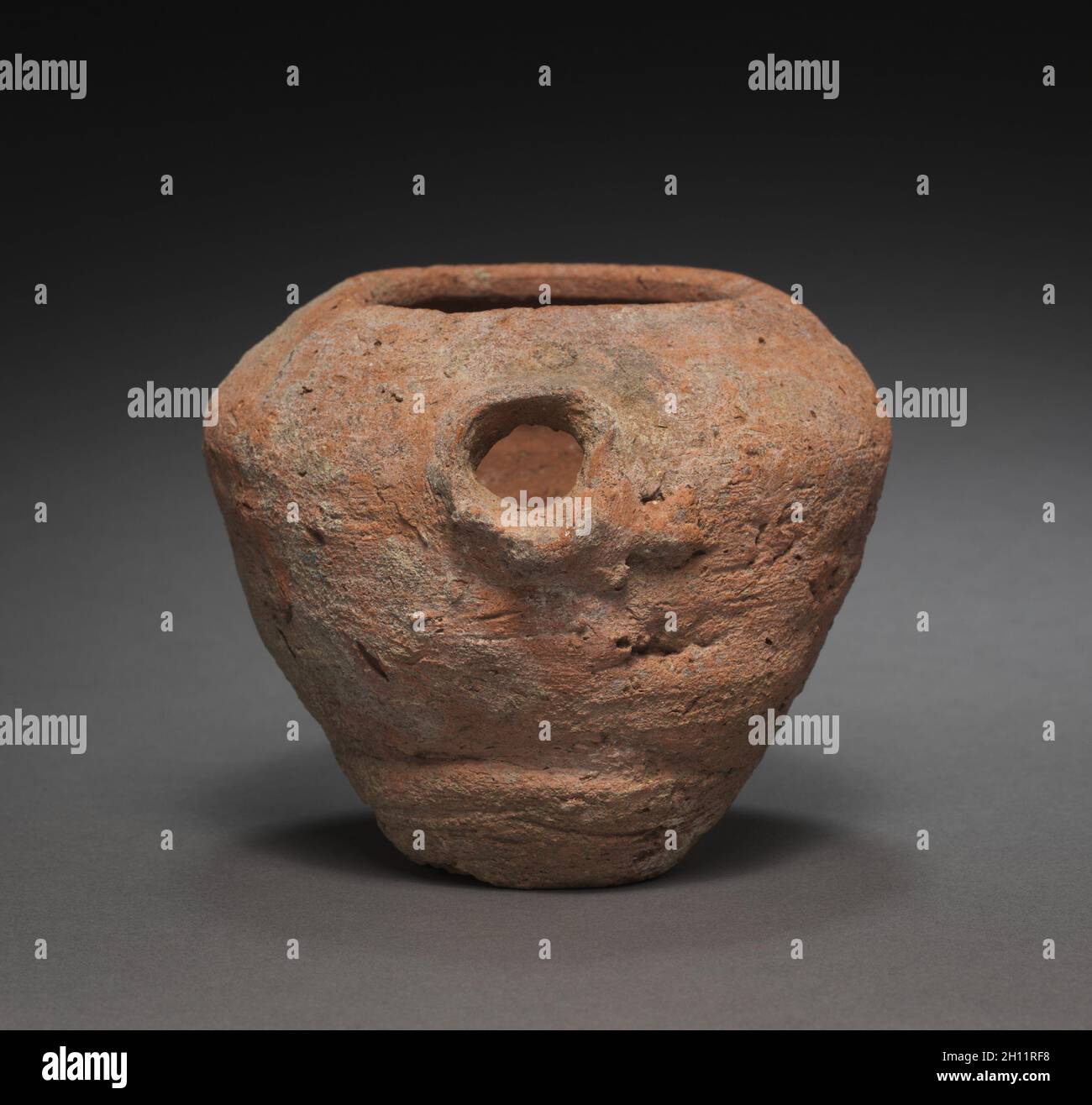 Jar fluidisé avec giclage, 2040-1648 BC. L'Égypte, l'Empire du Milieu. Limon du Nil ware ; diamètre : 12,7 cm (5 in.) ; diamètre de bouche : 6,8 cm (2 11/16 po.) ; total : 10,3 cm (4 1/16 in.). Banque D'Images