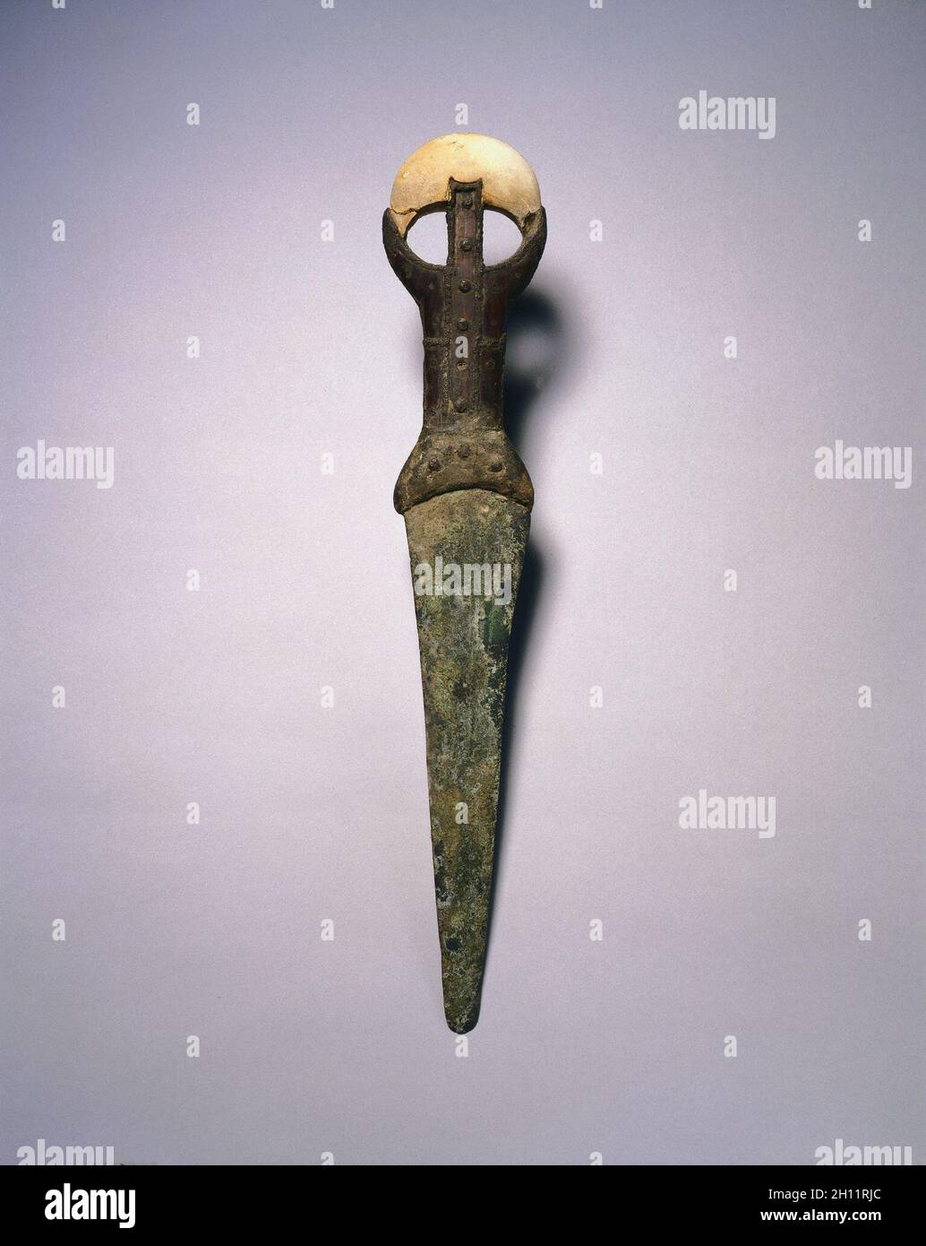 Dagger, 1980-1648 BC. L'Égypte, l'Empire du Milieu, Dynasty 12-13, ou plus tard. Lame de bronze avec poignée en bois, et d'alliages de cuivre ; total : 5,9 cm (2 5/16 in.). Banque D'Images