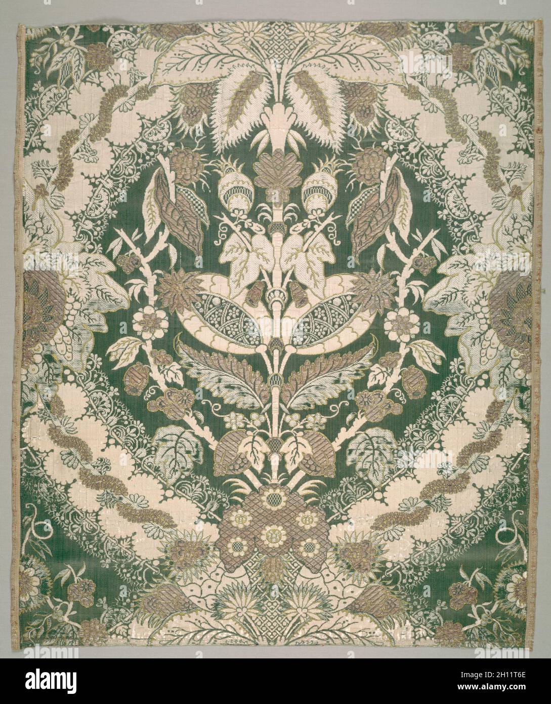 Fragment de textile, c. 1720-1750. France, 18e siècle, Baroque tardif. Lampas de soie et d'argent ; tissage ; filetage total : 65,5 x 54,5 cm (25 13/16 x 21 7/16 po.). Banque D'Images