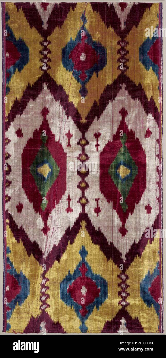 Longueur de l'ikat de velours de soie, 1875–1900.Ouzbékistan, Boukhara.Soie : ikat à chaîne, velours; montée : 75.9 x 40.6 cm (29 7/8 x 16 po); hors tout : 69.2 x 33.7 cm (27 1/4 x 13 1/4 po). Banque D'Images