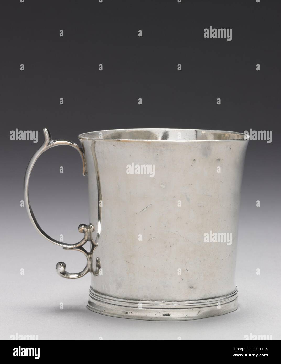 Mug, 1680-1710. John Coney (Américain, 1656-1722). L'argent ; avec poignée : 8,9 x 11,6 cm (3 1/2 x 4 9/16 in.). Banque D'Images