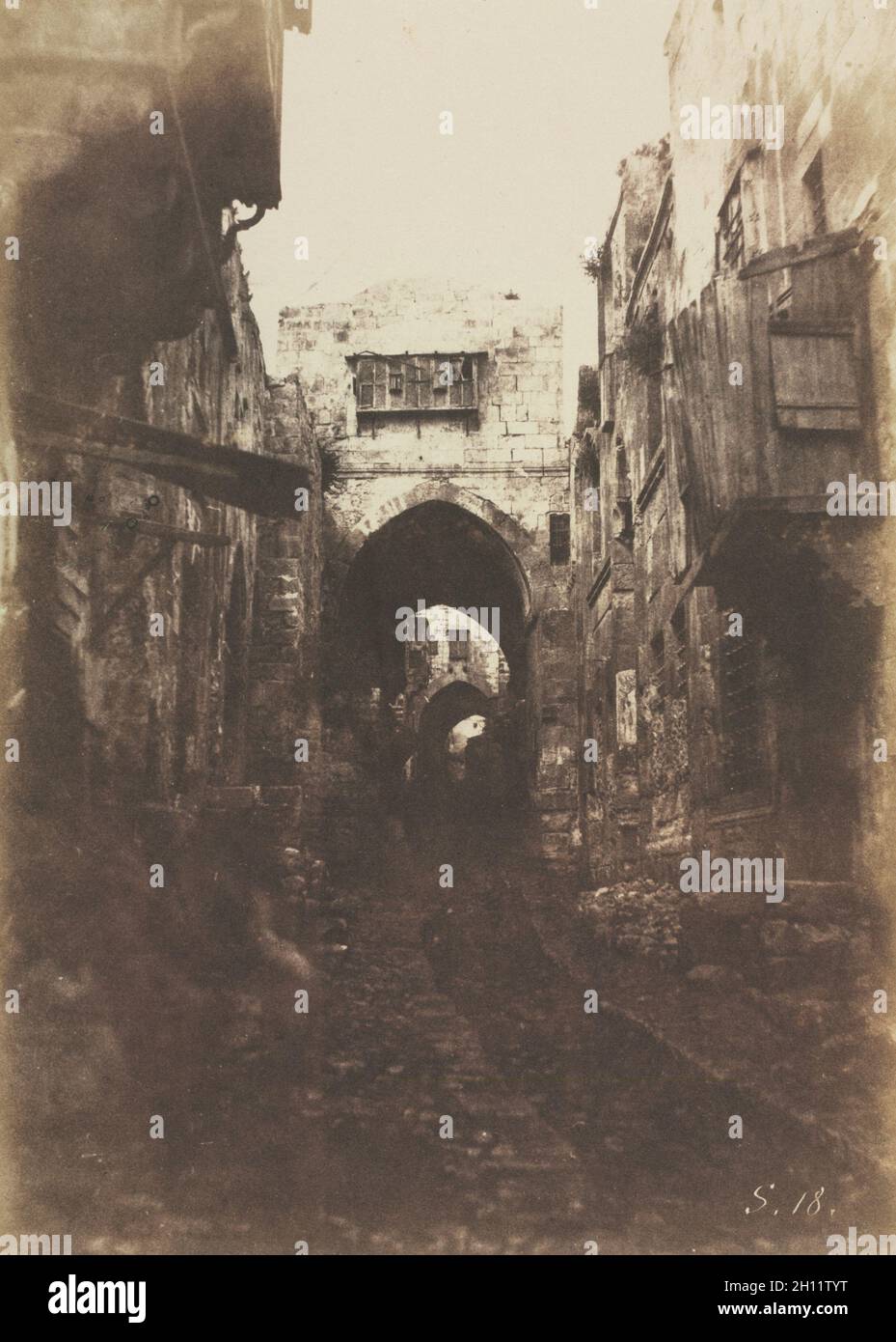 Jérusalem - Etude et reproduction photographique des monuments de la ville sainte depuis l'époque judaïque jusqu'à nos jours : rue dans le quartier arabe, Jérusalem, 1854.Auguste Salzmann (français, 1824-1872).Imprimé sur papier salé, procédé Blanquart-Évrard, à partir de négatif sur papier ciré; image : 32.5 x 23.2 cm (12 13/16 x 9 1/8 po). Banque D'Images