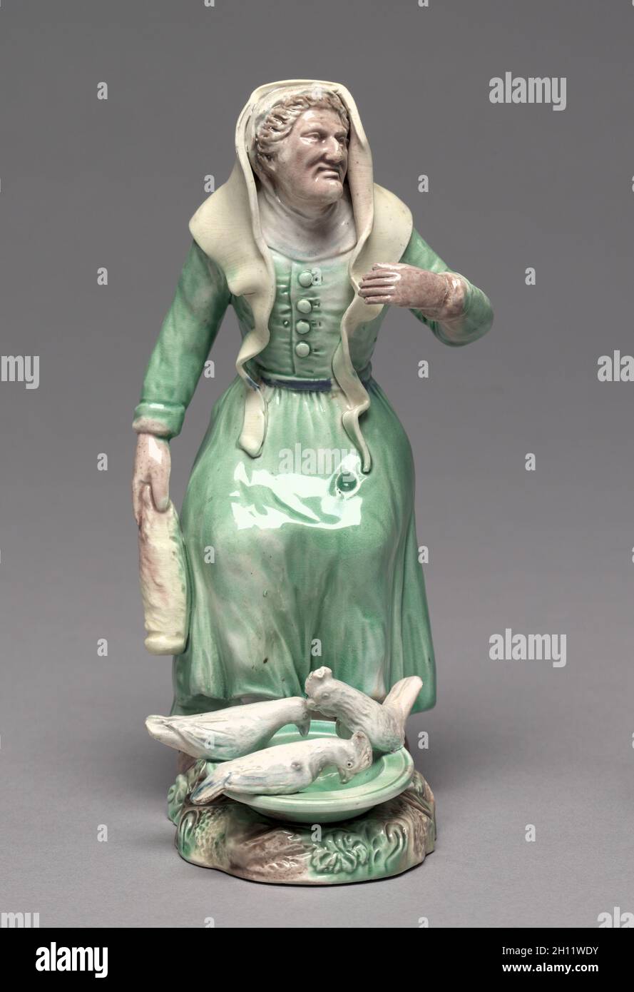 Vieille Femme se nourrir les poulets, c. 1770. Usine de Staffordshire (britannique). Faïence ; total : 19,7 cm (7 3/4 in.). Banque D'Images