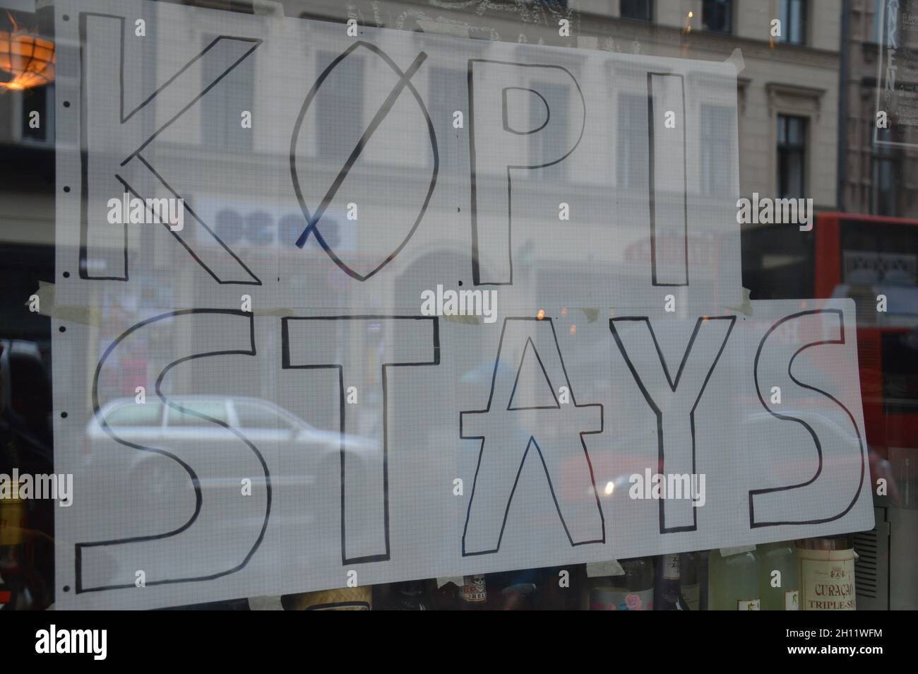 Affiche « Köpi séjours » dans une fenêtre à Oranienstrasse à Kreuzberg, Berlin, Allemagne - 15 octobre 2021. Banque D'Images