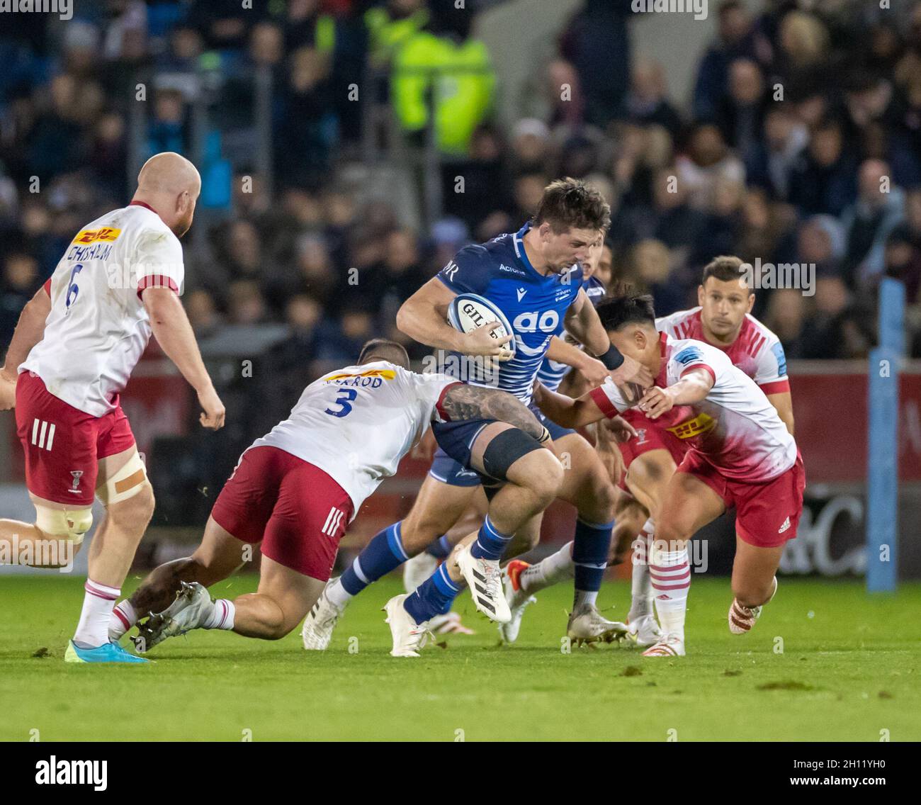 Manchester, Royaume-Uni.15 octobre 2021.15 octobre 2021; AJ Bell Stadium, Eccles, Greater Manchester, Angleterre: Gallagher Premiership Rugby, sale v Harlequins; Tom Curry of sale Sharks attcks The quins ligne défensive crédit: Action plus Sports Images/Alamy Live News Banque D'Images