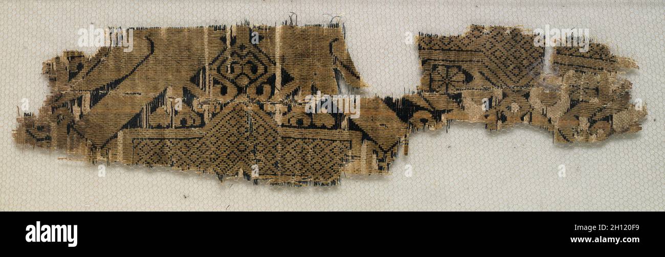 Fragment de textile avec des parties de Eight-Pointed Star et d'oiseaux, 11ème et 12ème siècle. La Syrie, période ayyoubide, 11ème et 12ème siècle. Tissu lampas, soie ; total : 4,7 x 18,5 cm (1 7/8 x 7 5/16 in.). Banque D'Images
