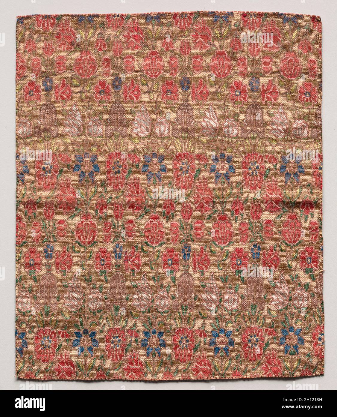 Fragment, années 1700. Iran, 18e siècle. Les Lampas tissu ; total : 24,8 x 21 cm (9 3/4 x 8 1/4 in.). Banque D'Images
