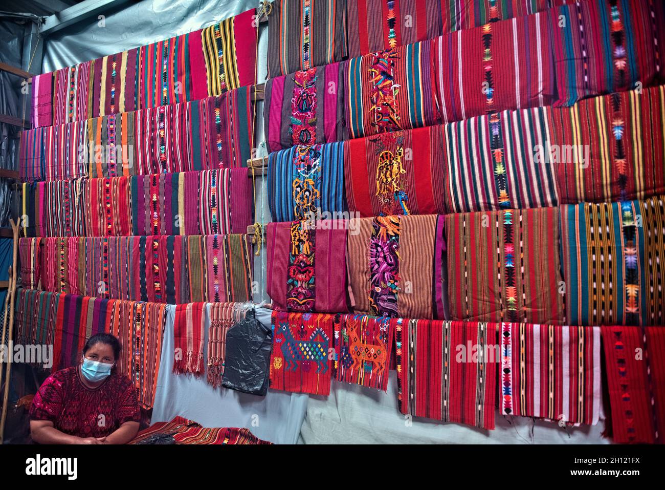 Les textiles maya traditionnels au marché du dimanche à Chichichasenango, au Guatemala Banque D'Images