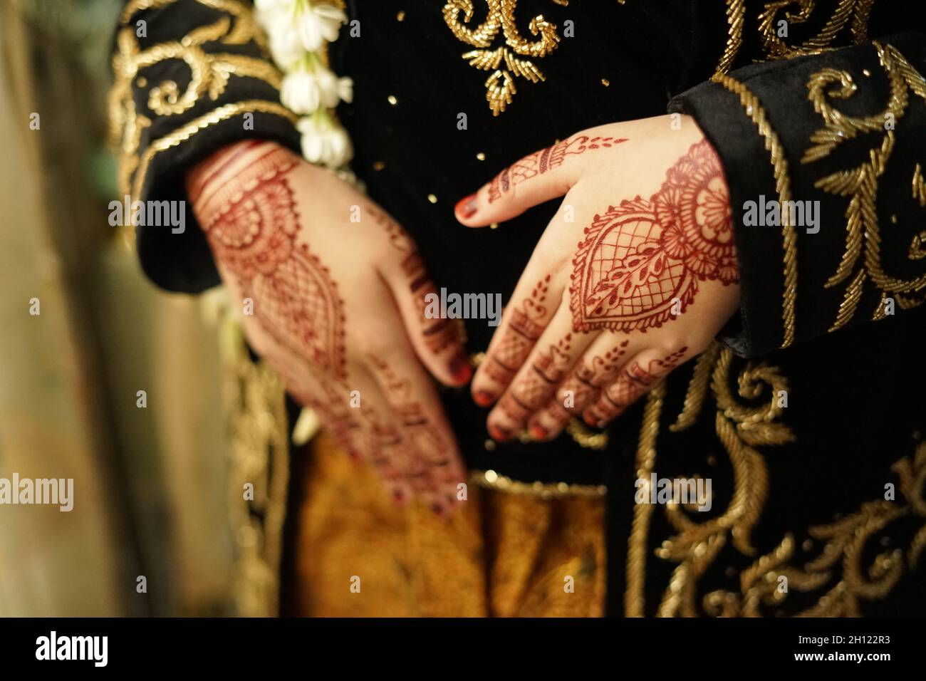Le henné de mariée a sculpté beau et unique à la main de la mariée Banque D'Images