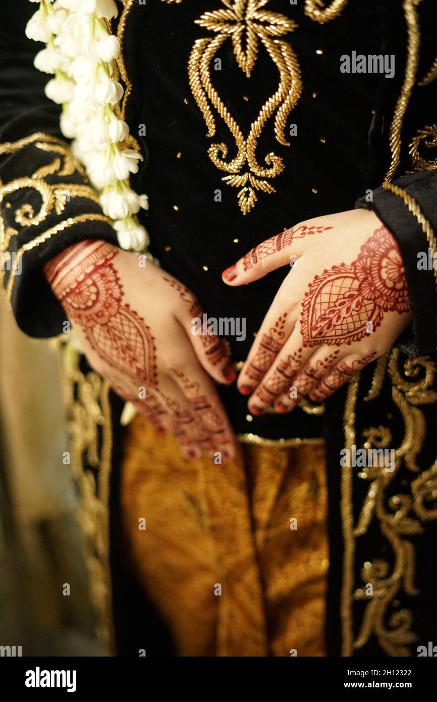 Le henné de mariée a sculpté beau et unique à la main de la mariée Banque D'Images