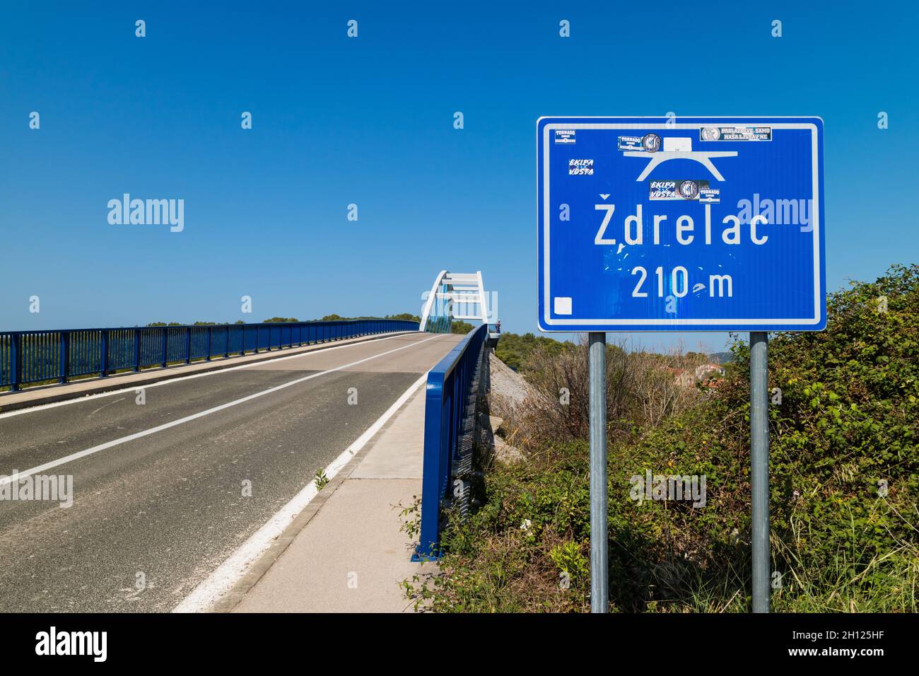 Pont Zdrelac reliant Ugljan et l'île Pasman, Dalmatie, Croatie Banque D'Images