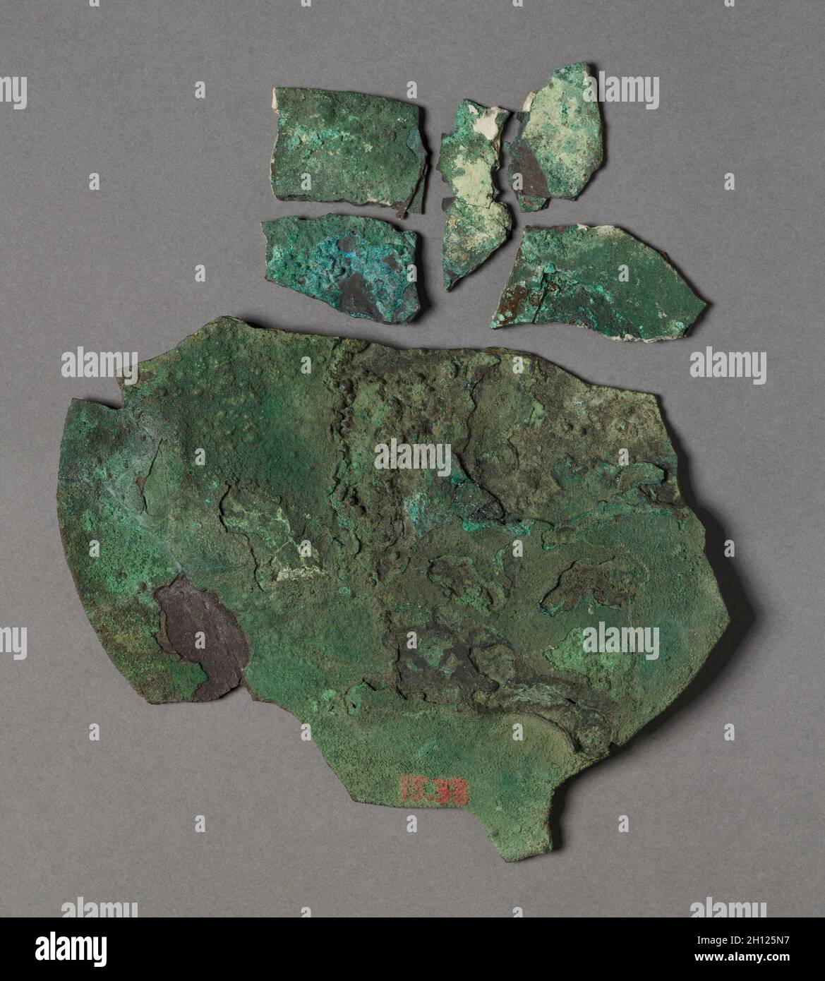 Fragment d'un disque miroir, 2040-1648 BC. L'Égypte, l'Empire du Milieu. Bronze ; total : 8,9 cm (3 1/2 in.) ; avec le tenon : 10,7 cm (4 3/16 in.). Banque D'Images