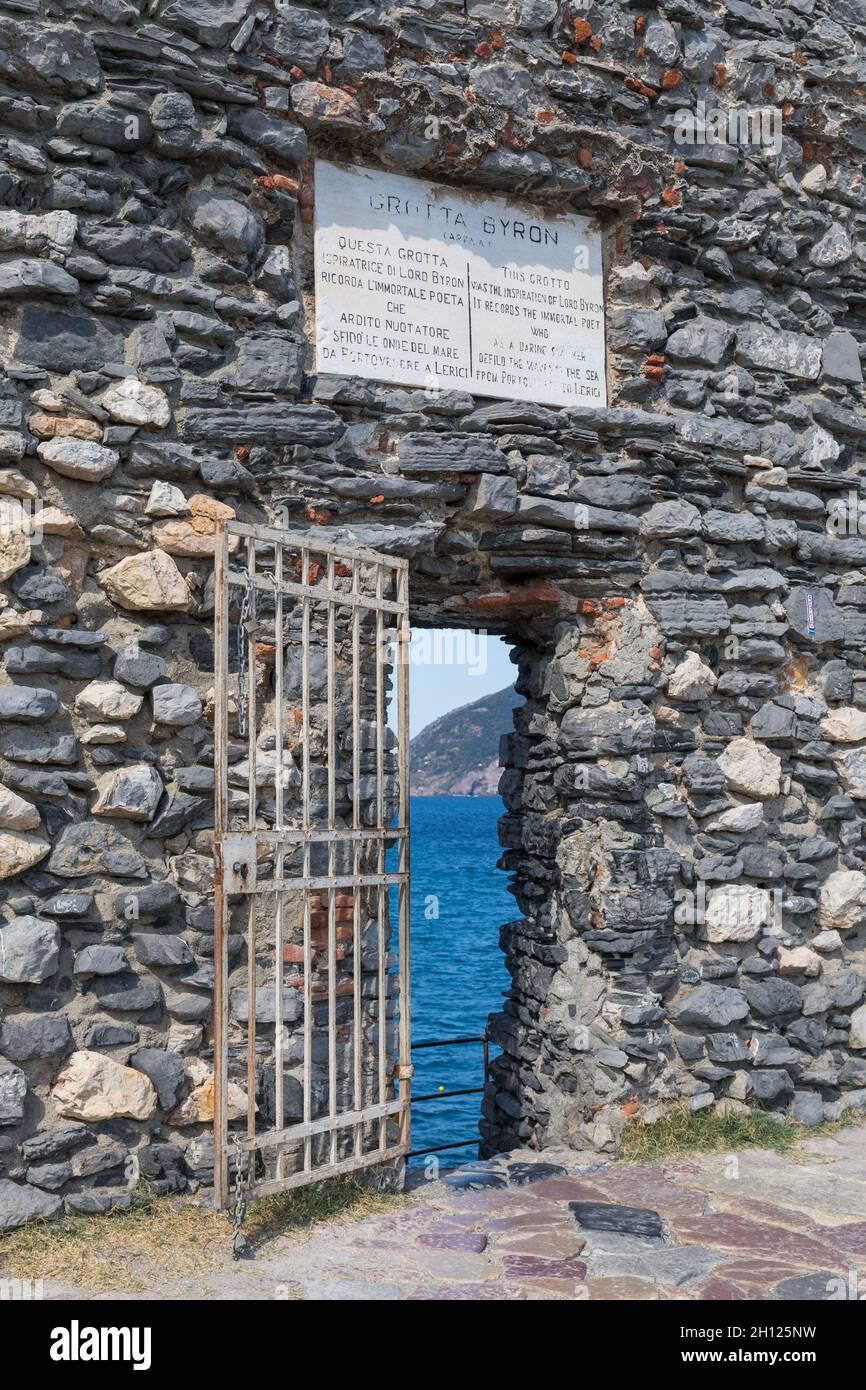 Porte d'accès et plaque de la grotte Lord Byron (Grotta Byron), Porto Venere, Ligurie, Italie Banque D'Images