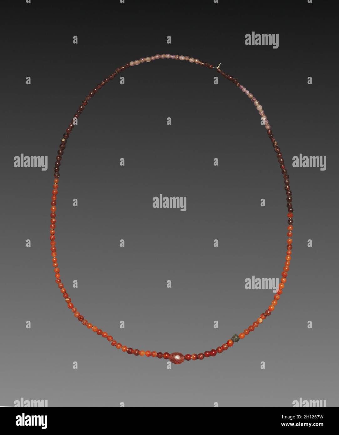 Collier, 2040-1648 BC. L'Égypte, l'Empire du Milieu. Le grenat, améthyste et cornaline ; total : 26,8 cm (10 9/16 in.). Banque D'Images