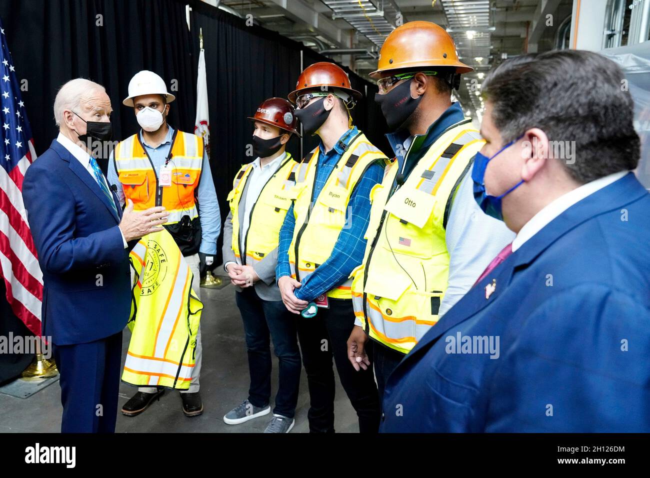 Elk Grove Village, États-Unis d'Amérique.07 octobre 2021.Joe Biden, président des États-Unis, lors d'une visite sur un site de construction de Clayco Corporation, où il construit un centre de données Microsoft le 7 octobre 2021 à Elk Grove Village, Illinois.Le gouverneur de l'Illinois JB Pritzker est à l'extrême droite.Crédit : Adam Schultz/White House photo/Alay Live News Banque D'Images