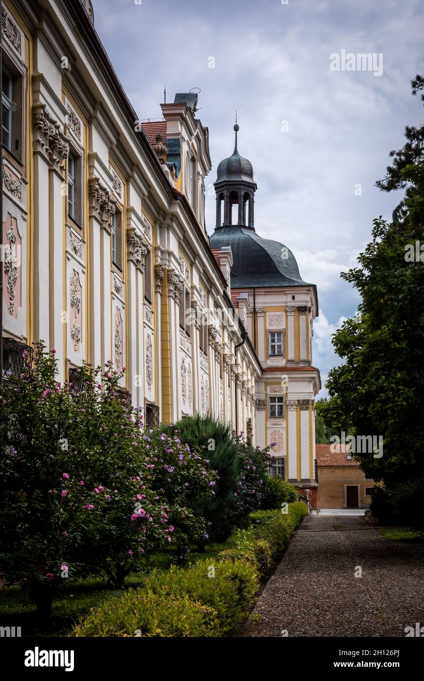 Trzebnica, Pologne - 29 août 2021 : cour intérieure d'un sanctuaire de Saint Jadwiga. Banque D'Images