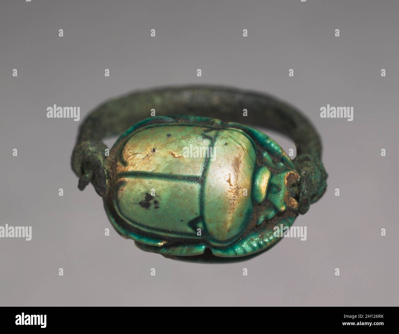 Bague scarabée, 1279-1213 BC. Égypte, Nouvel Empire, Dynasty 19, règne de  Ramsès II. Stéatite émaillée verte ; diamètre : 2,5 cm (1 in.) ; total :  1,5 cm (9/16 in Photo Stock - Alamy