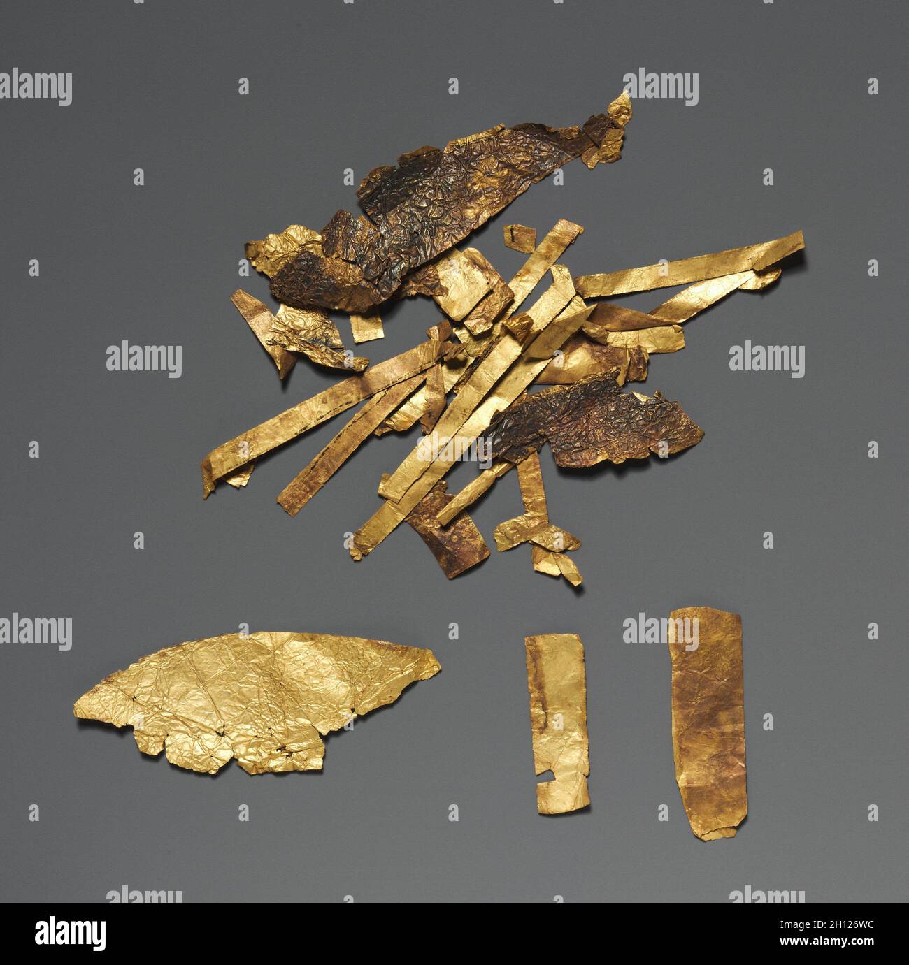 Des fragments de décoration équipement funéraire, 2040-1648 BC. L'Égypte, l'Empire du Milieu. La feuille d'or ; total : 7,2 cm (2 13/16 po). Banque D'Images