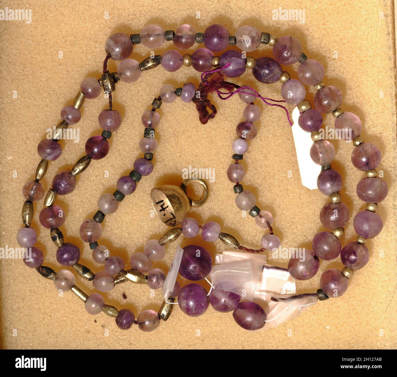 Chaîne de perles, 2040-1648 BC. L'Égypte, l'Empire du Milieu. L'améthyste et or ; total : 29,2 cm (11 1/2 in.). Banque D'Images