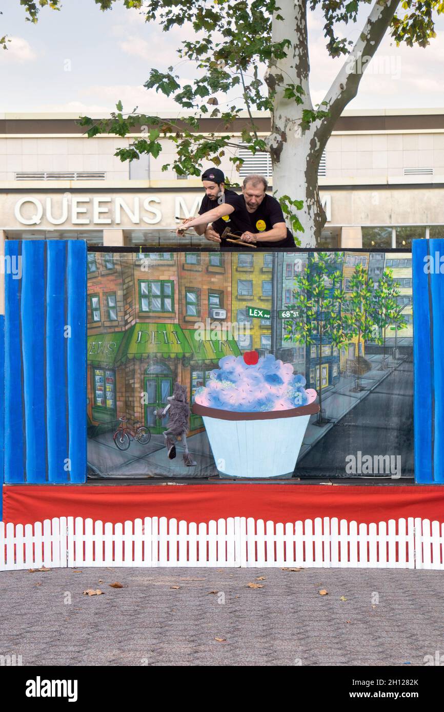 Les membres du Swedish Cottage Marionette Theatre exécutent une cuillerée de Little Red Riding Hood à l'extérieur du Queens Museum, dans le parc Corona de Flushing Meadows. Banque D'Images