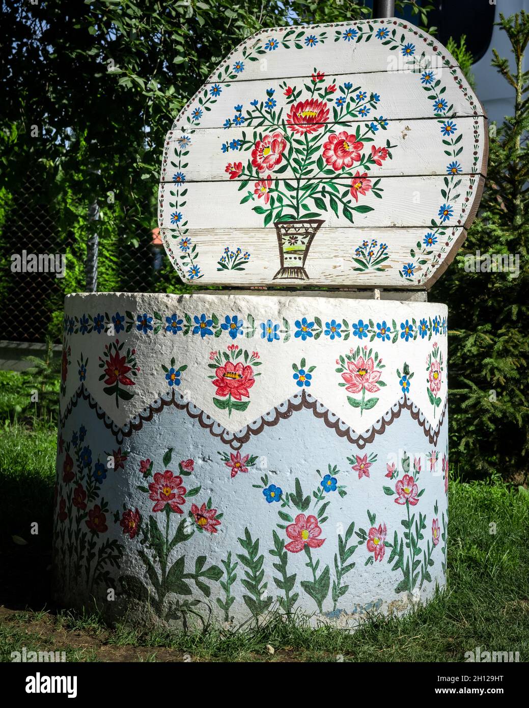 Zalipie, Pologne - 1 août 2021 : un blanc bien peint dans un motif floral coloré.Ensoleillé, jour d'été. Banque D'Images