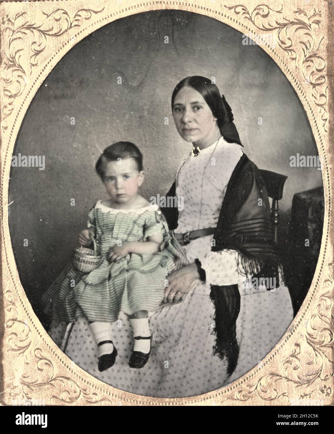 Mère et enfant, c.1860. Amérique, 19e siècle.Type ambrotype, teinté, sixième plaque; boîte : 9.6 x 8.3 cm (3 3/4 x 3 1/4 po.); hors tout : 8.3 x 7 cm (3 1/4 x 2 3/4 po.); portée : 61 x 48.3 cm (24 x 19 po.). Banque D'Images