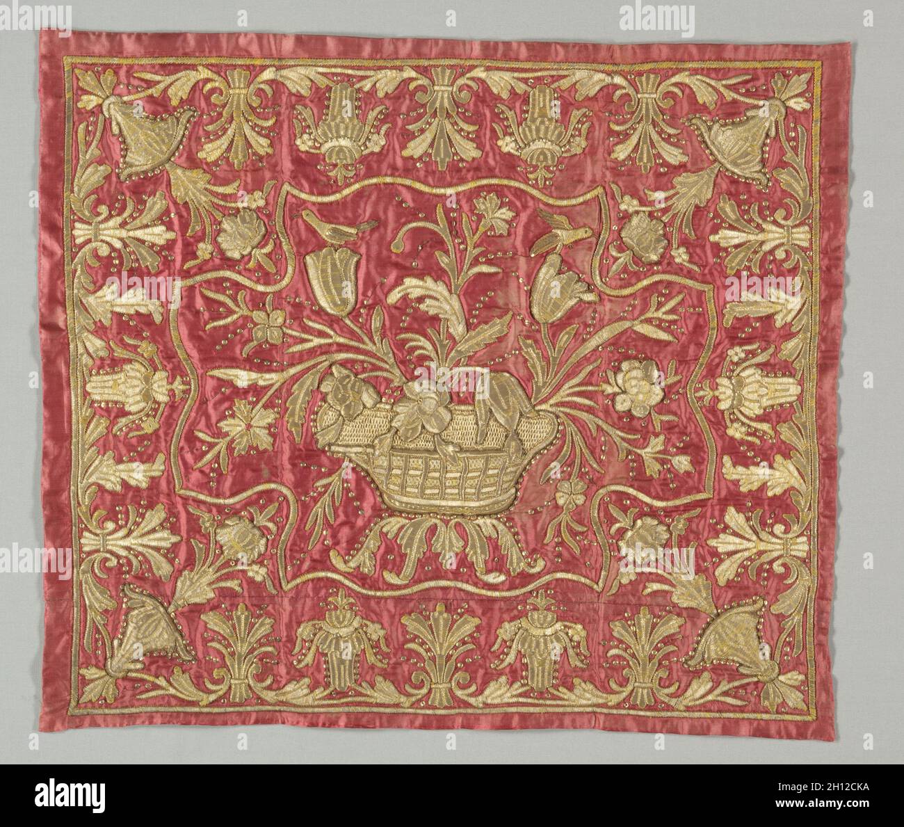 Textiles brodés, 18e-19e siècle. La Turquie, 18e-19e siècle. Broderie : filé d'or autour de base de soie posé sur du coton, rédigée à bords en soie, soie et paillettes sur terre ; moyenne : 47,6 x 55,3 cm (18 3/4 x 21 3/4 in.). Banque D'Images