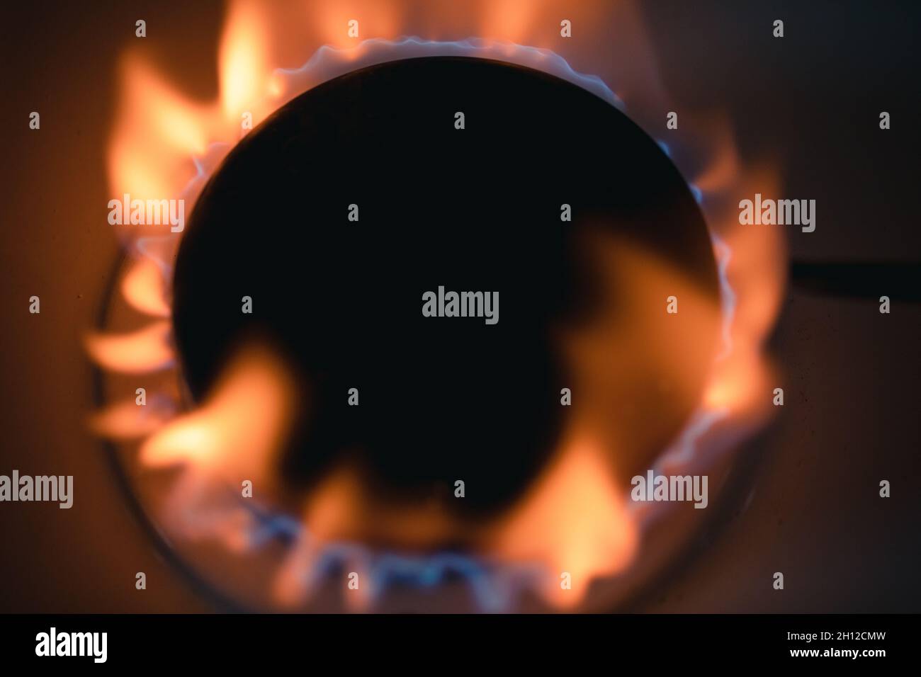Flammes de gaz, brûleur à gaz dans une cuisine, augmentation du prix du gaz. Banque D'Images