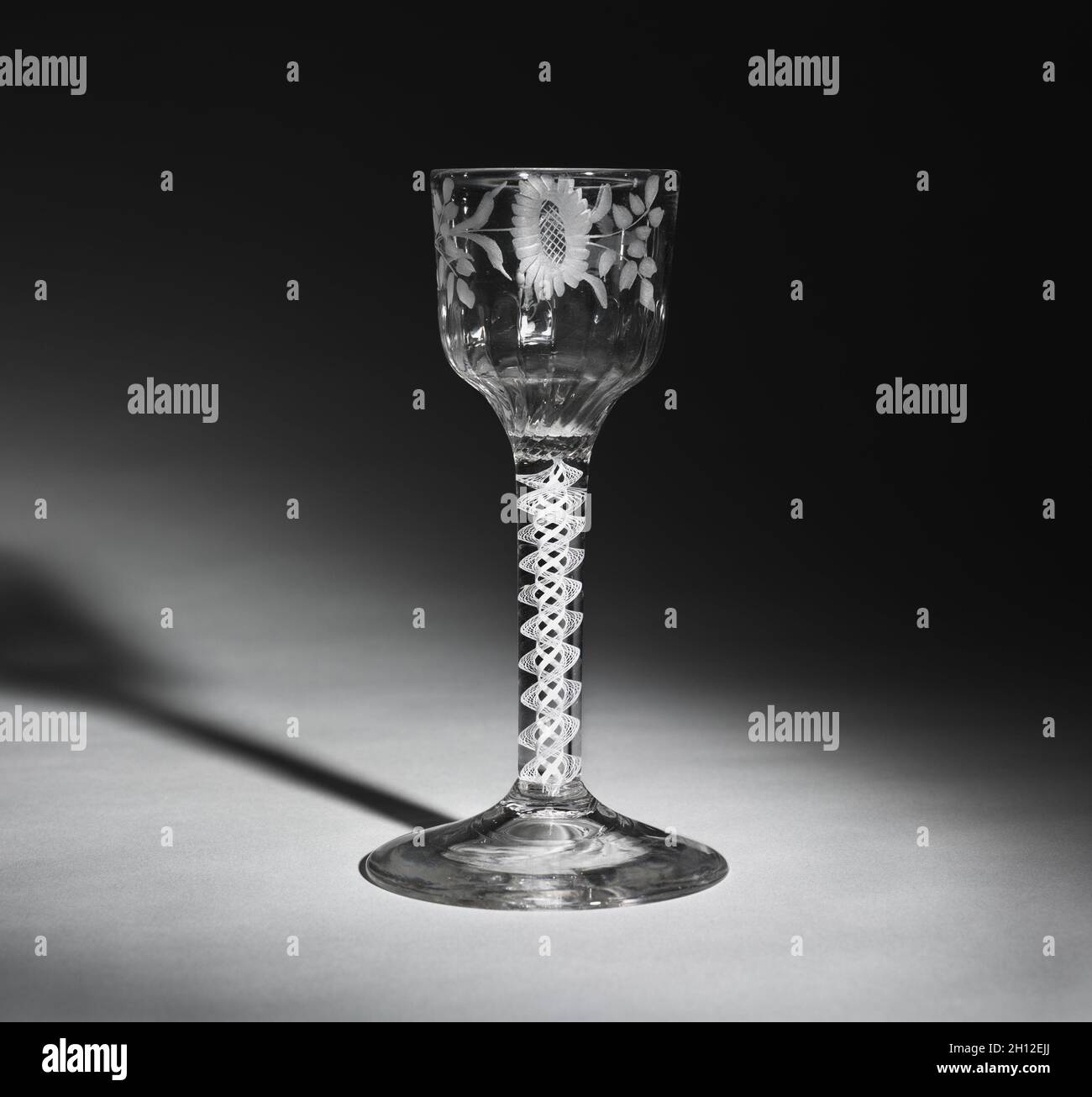 Goblet, c. 1725-1750. Angleterre, 18e siècle. Verre ; diamètre : 7,3 cm (2 7/8 in.) ; total : 14 cm (5 1/2 in.). Banque D'Images