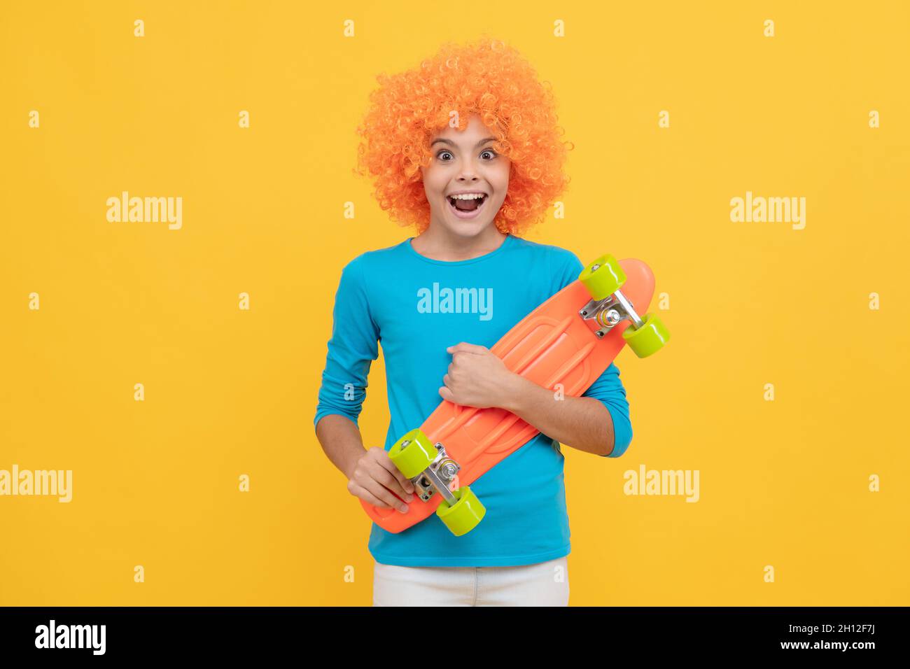 oh mon dieu. look de fête fantaisie. enfant dans la perruque de clown tenir le panneau de penny. enfant drôle avec des cheveux fantaisie Banque D'Images