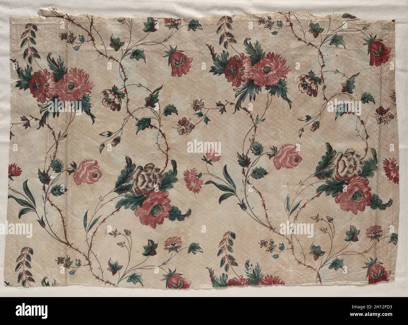 Fragment de chintz glacé, c.1830. Angleterre, 19e siècle.Coton imprimé machine et bloc; hors tout: 45.2 x 64.8 cm (17 13/16 x 25 1/2 po). Banque D'Images