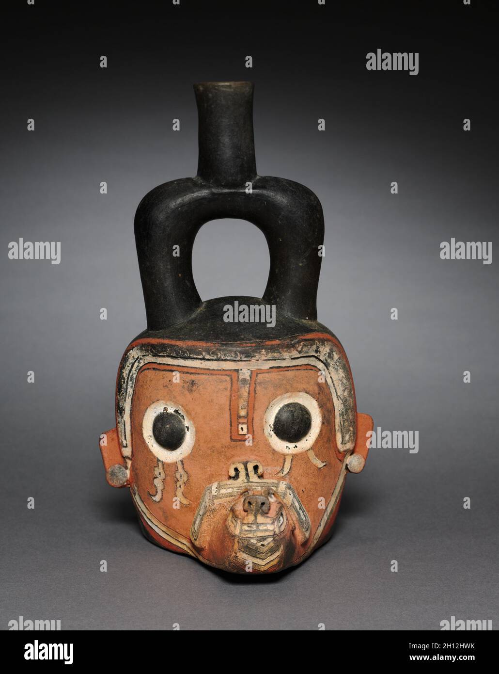 Deity-Head Navire, 900-400 av. J.-C.. Le Pérou, Côte Nord, Tembladera, début de l'Horizion (900-400 B.C.). Céramique avec le pigment appliqué après la cuisson ; total : 27,6 x 14,9 x 19,2 cm (10 7/8 x 5 7/8 x 7 9/16 in.). Banque D'Images