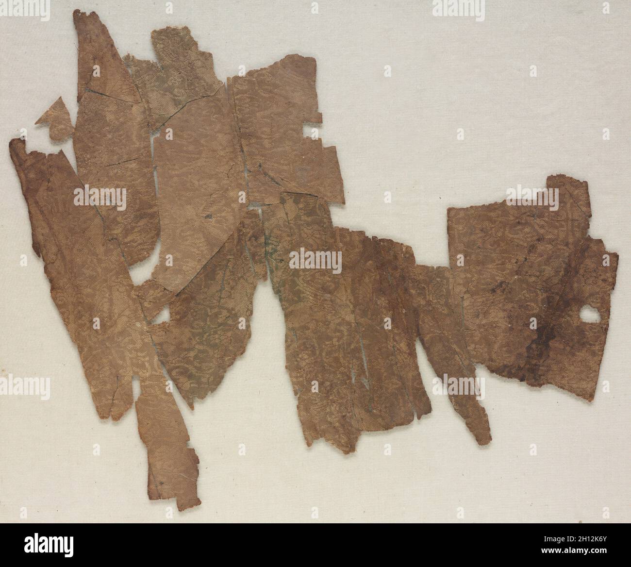 Fragment (reconstruit à partir d'un certain nombre de petits fragments), 1100s. L'Egypte, Période ayyoubide, 12e siècle. Tabby avec trame supplémentaire ; soie ; total : 26,1 x 32,4 cm (10 1/4 x 12 3/4 in.). Banque D'Images