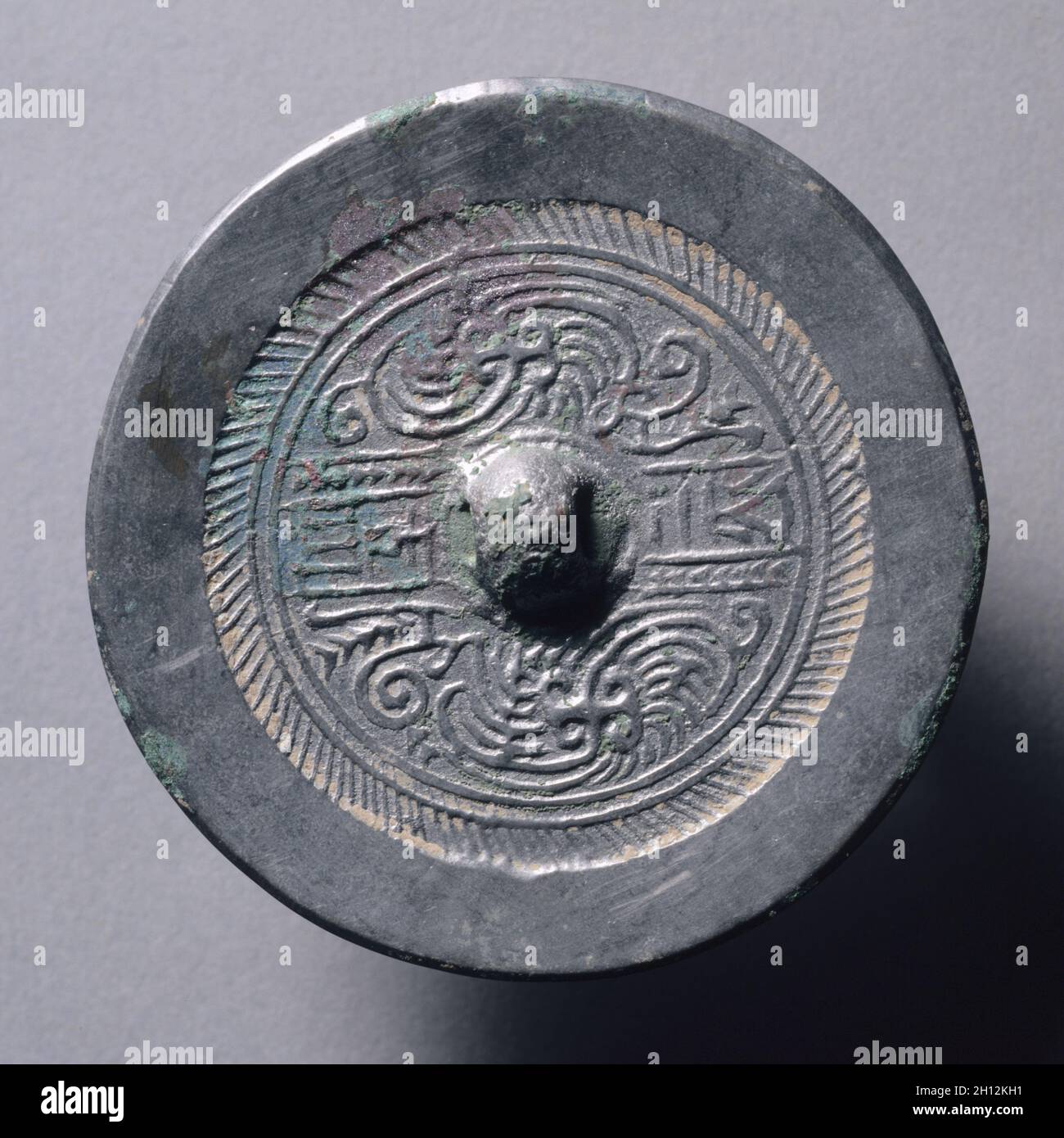 Miroir avec quatrefroil, Phénixes appariés, et animaux de bon augure, AD 25-316.Chine, dynastie des Han de l'est (25-220) - dynastie des Jin de l'Ouest (265-316).Bronze; diamètre: 7.7 cm (3 1/16 in.); hors tout: 0.8 cm (5/16 in.); rebord: 0.2 cm (1/16 in.). Banque D'Images