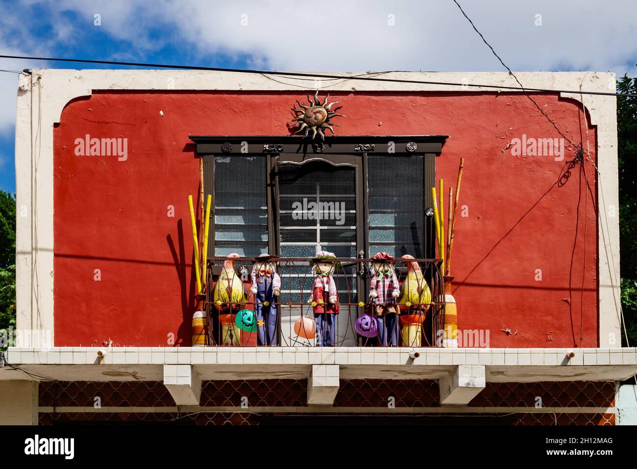 Joyeux halloween décoration avec marionnettes en paille et citrouilles colorées pour la fête des morts dans une maison coloniale à Merida, au Mexique Banque D'Images