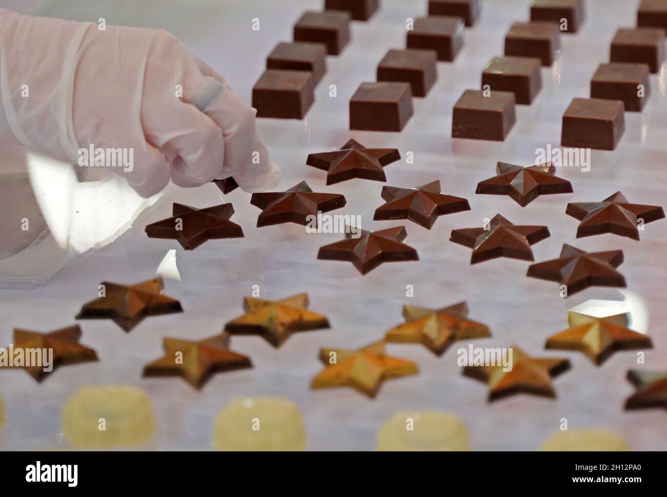 Pérouse, Italie.15 octobre 2021.Un exposant organise des produits chocolatés lors de l'Eurochocolate à Pérouse, en Italie, le 15 octobre 2021.Le 27e festival international du chocolat Eurochocolate a débuté vendredi à Pérouse, une ville italienne avec une tradition de production de chocolat.Credit: Jin Mamengni/Xinhua/Alamy Live News Banque D'Images Pérouse, Italie.15 octobre 2021.Un exposant organise des produits chocolatés lors de l'Eurochocolate à Pérouse, en Italie, le 15 octobre 2021.Le 27e festival international du chocolat Eurochocolate a débuté vendredi à Pérouse, une ville italienne avec une tradition de production de chocolat.Credit: Jin Mamengni/Xinhua/Alamy Live News Banque D'Images