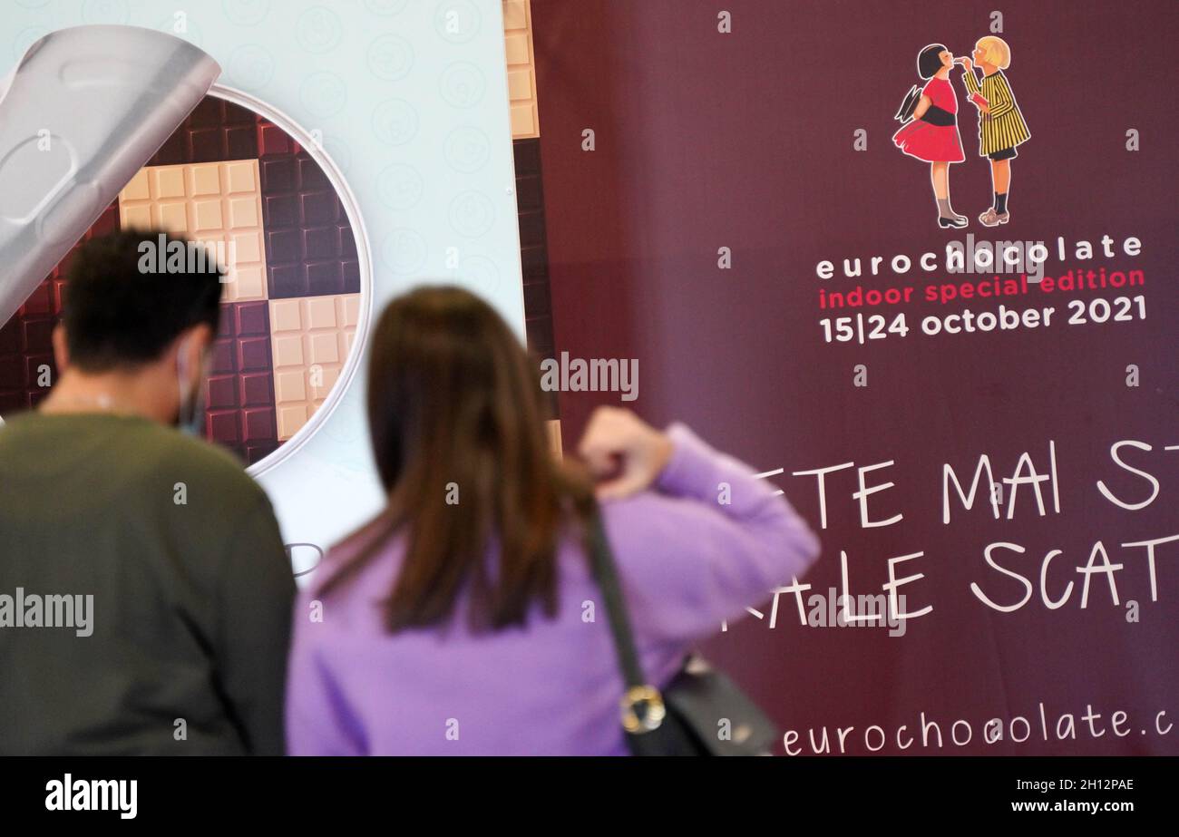 Pérouse, Italie.15 octobre 2021.Les gens visitent l'Eurochocolate à Pérouse, en Italie, le 15 octobre 2021.Le 27e festival international du chocolat Eurochocolate a débuté vendredi à Pérouse, une ville italienne avec une tradition de production de chocolat.Credit: Jin Mamengni/Xinhua/Alamy Live News Banque D'Images