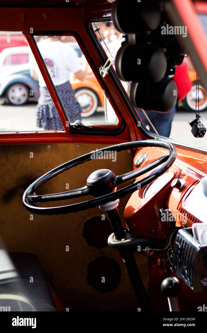 Vue verticale d'un volant de bus Volkswagen rouge Banque D'Images