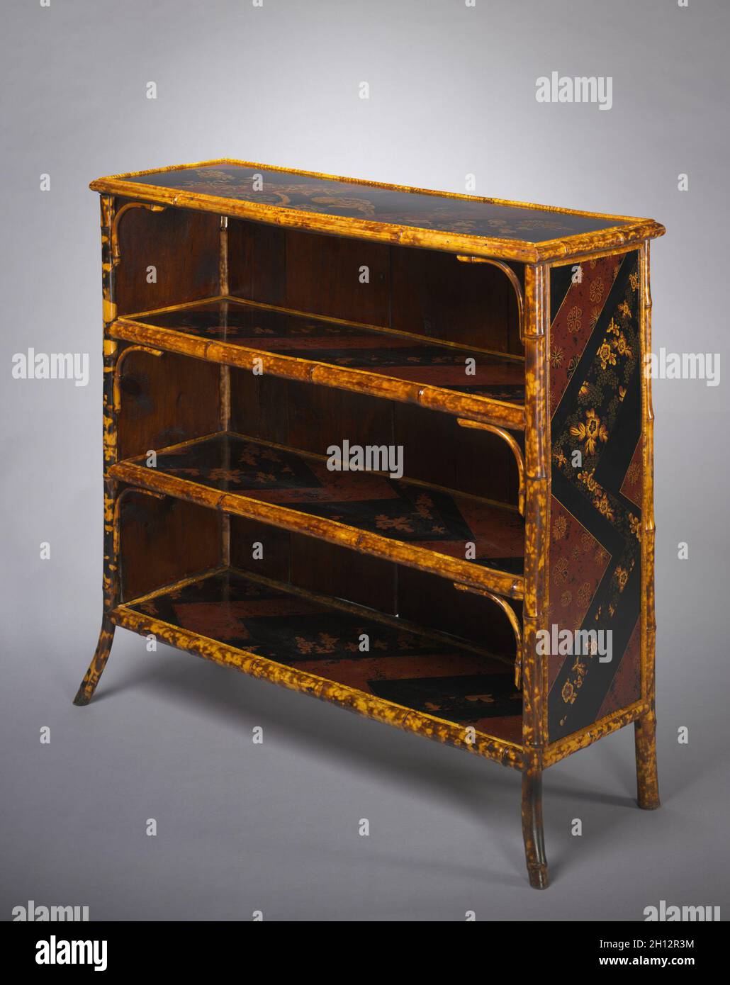 Bibliothèque, c.1870-80.France, 19e siècle.Bambou avec panneaux laqués japonais; total: 101 x 103.5 x 38 cm (39 3/4 x 40 3/4 x 14 15/16 po.). Banque D'Images
