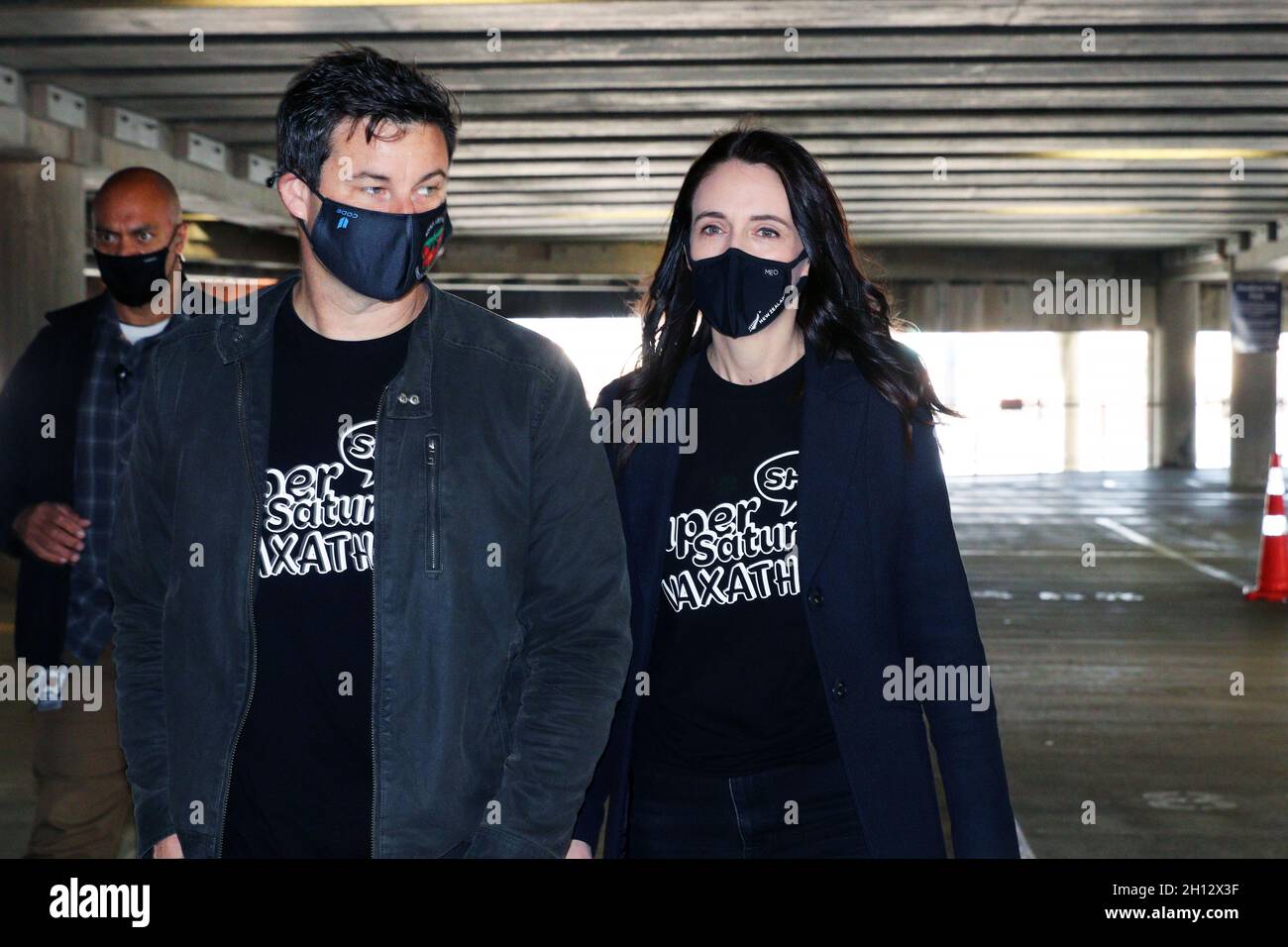 Wellington, Nouvelle-Zélande.16 octobre 2021.Le Premier ministre de Nouvelle-Zélande avec son fiancé Clarke Gayford, tous deux portant des masques, lors d'un trajet à travers le centre de vaccination Covid-19 établi au stade Sky pour le 'Super Saturday Vaxathon' .Crédit : Lynn grief/Alamy Live News Banque D'Images