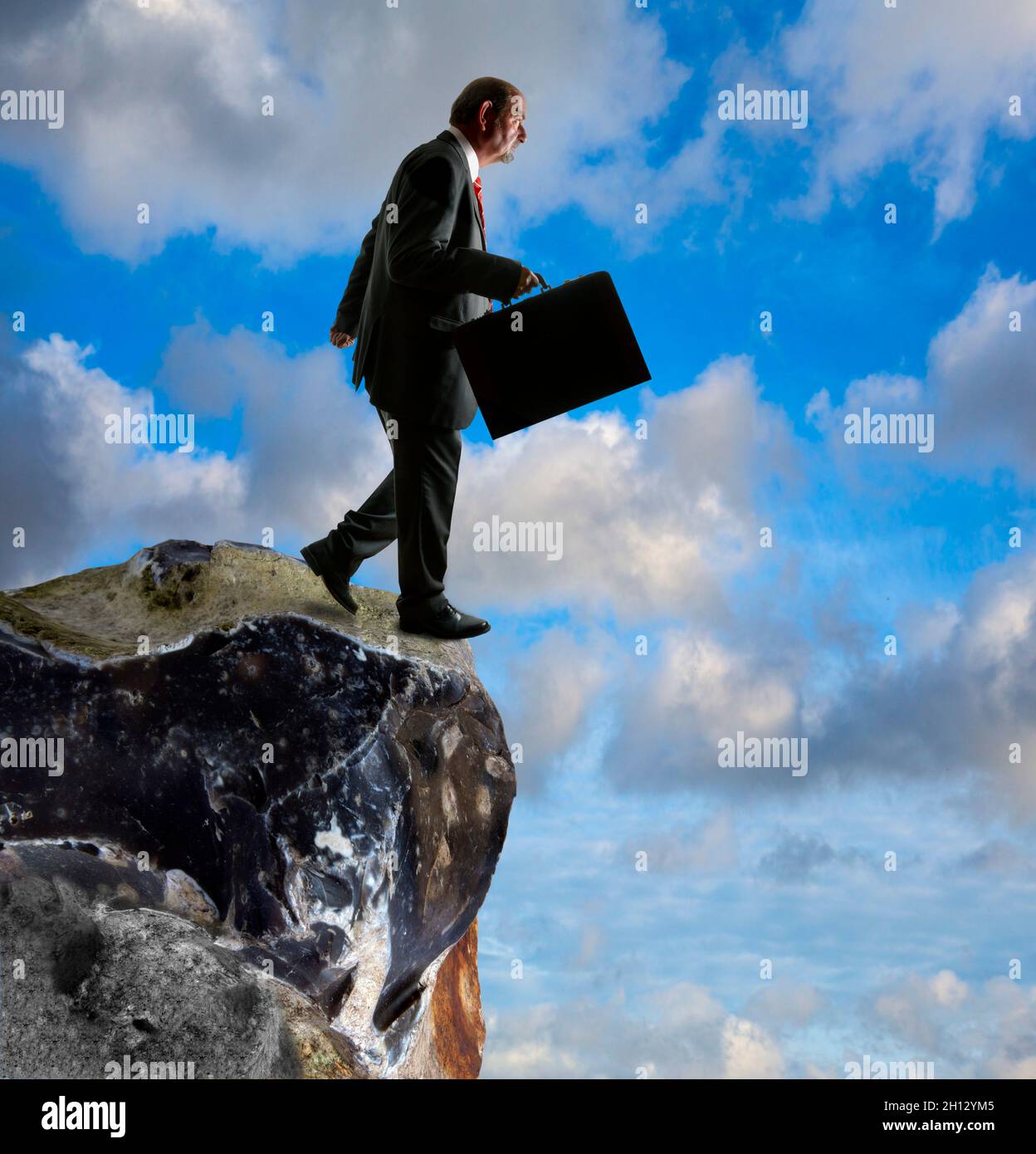 Homme bandés qui s'est arrêté sur une falaise, image conceptuelle Banque D'Images