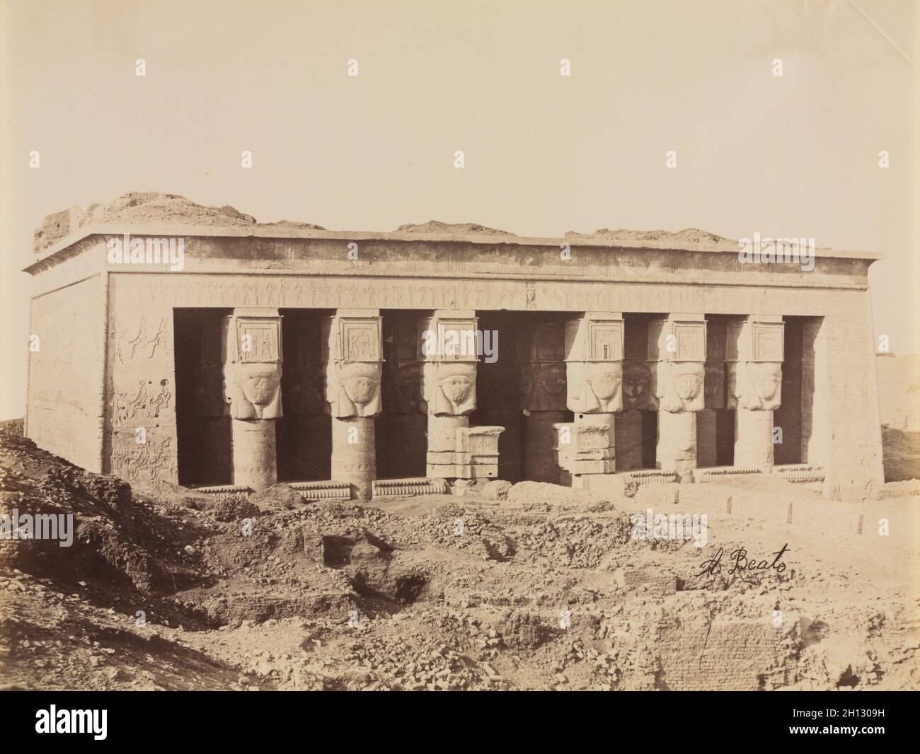 Temple de Dendera, c.années 1870 à 1880.Antonio Beato (britannique, ch.1825-1903).Imprimé d'albumine de collodion négatif humide; image: 20.2 x 26 cm (7 15/16 x 10 1/4 po.); maté: 40.6 x 50.8 cm (16 x 20 po.). Banque D'Images