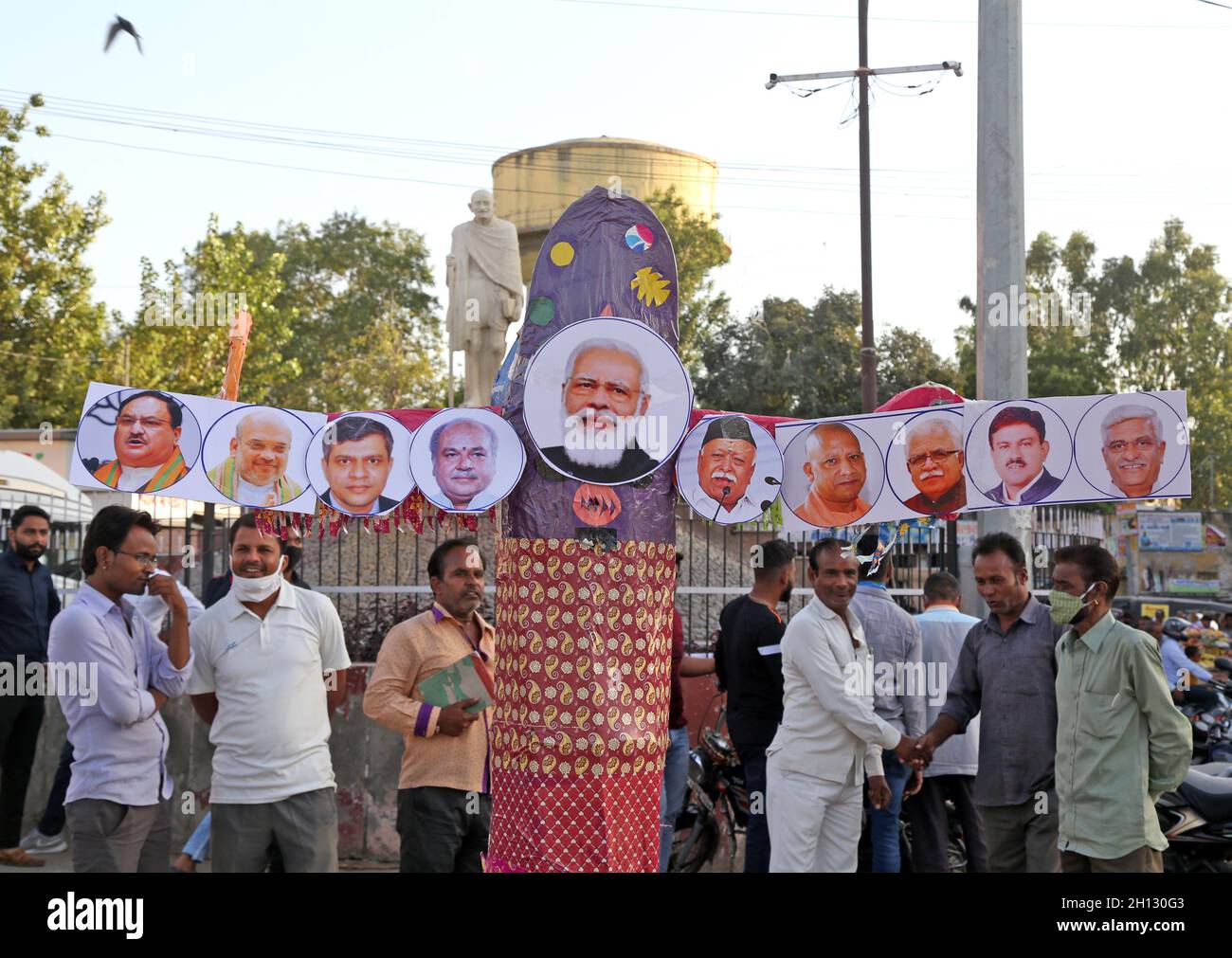 Beawar, Inde.15 octobre 2021.Les militants du Congrès brûlent une effigie de Ravana avec des photos du Premier ministre indien Narendra Modi, du ministre de l'intérieur Amit Shah, du chef du RSS Mohan Bhagwat, du ministre en chef de l'Uttar Pradesh Yogi Adityanath, du ministre en chef de l'Haryana Manohar Lal Khattar, du président du Parti Bharatiya Janata J.P.Nadda et d'autres ministres syndicaux du BJP lors de leur protestation au cercle Mahatma Gandhi à Beawar.(Photo de Sumit Saraswat/Pacific Press) crédit: Pacific Press Media production Corp./Alay Live News Banque D'Images
