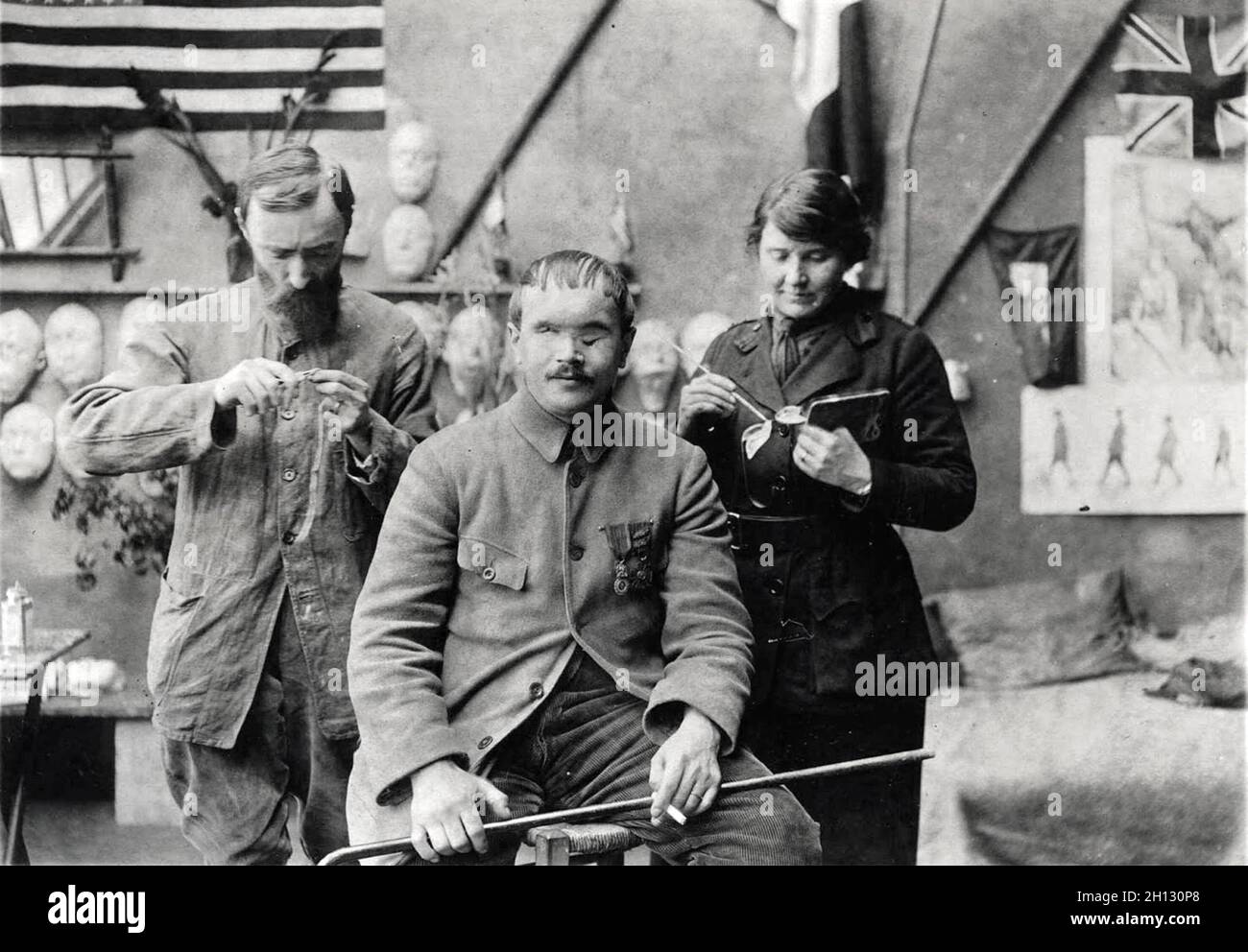 Soldat français dont le visage a été mutilé pendant la première Guerre mondiale, muni d'un masque fabriqué au studio de la Croix-Rouge américaine d'Anna Coleman Ladd, 1918. Banque D'Images