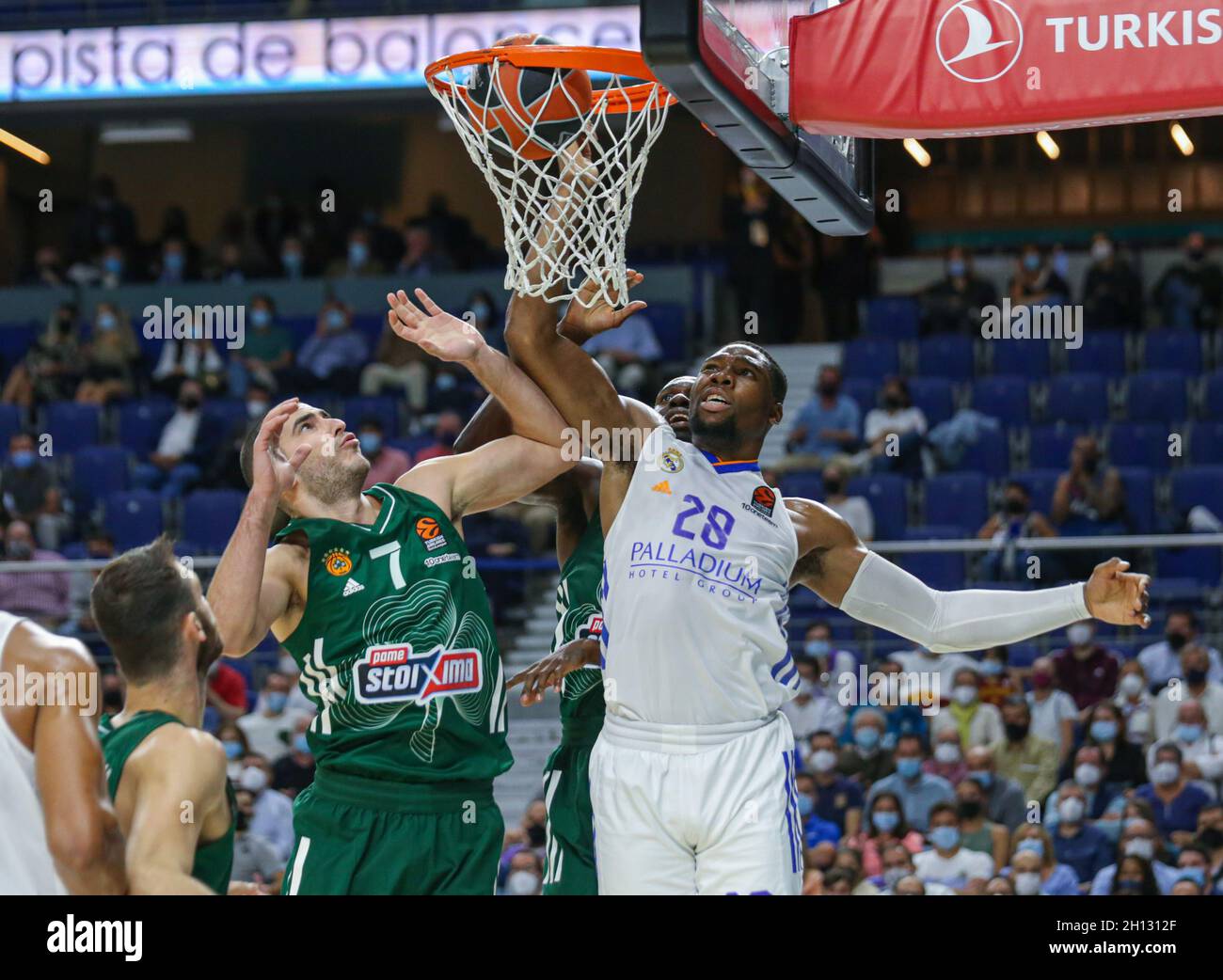 Madrid, Espagne.15 octobre 2021.Turkish Airlines EuroLeague Basketball; Real Madrid contre Panathinaikos OPAP Athènes; Guerschon Yabusele (Real Madrid Baloncesto) défenses pour le rebond avec Eleftherios Bochoridis (Panathinaikos OPAP Athènes) crédit: Action plus Sports/Alay Live News Banque D'Images