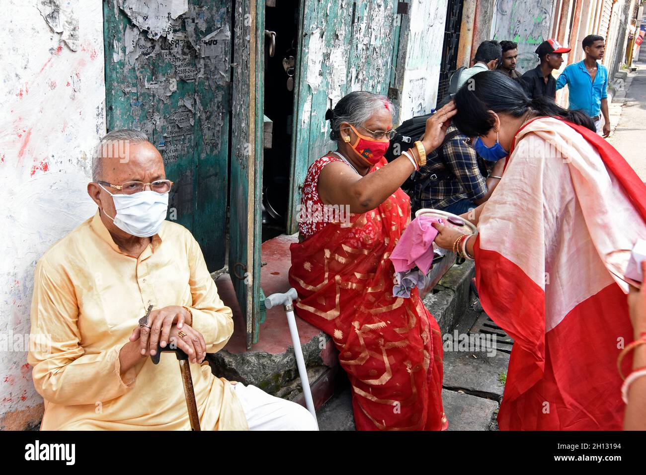 Kolkata, Inde.15 octobre 2021.Une vieille femme effectuant un rituel avec un autre dévot le dernier jour de Durga Puja à Kolkata.(Photo de Suraranjan Nandi/Pacific Press) crédit: Pacific Press Media production Corp./Alay Live News Banque D'Images