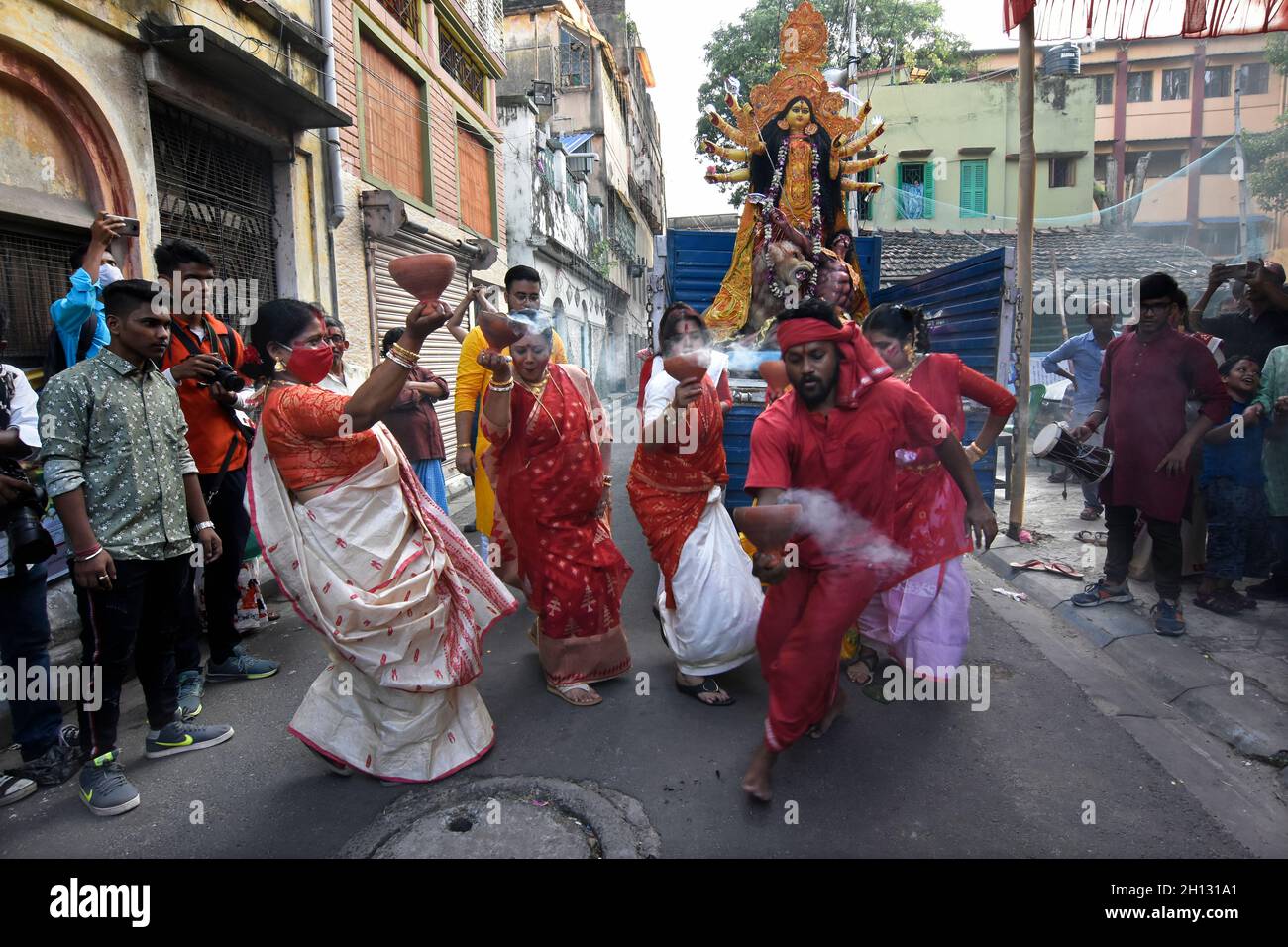 Kolkata, Inde.15 octobre 2021.Les dévotés hindous exécutent la danse dhunuchi pendant la procession d'immersion de Durga idol à Kolkata.(Photo de Suraranjan Nandi/Pacific Press) crédit: Pacific Press Media production Corp./Alay Live News Banque D'Images