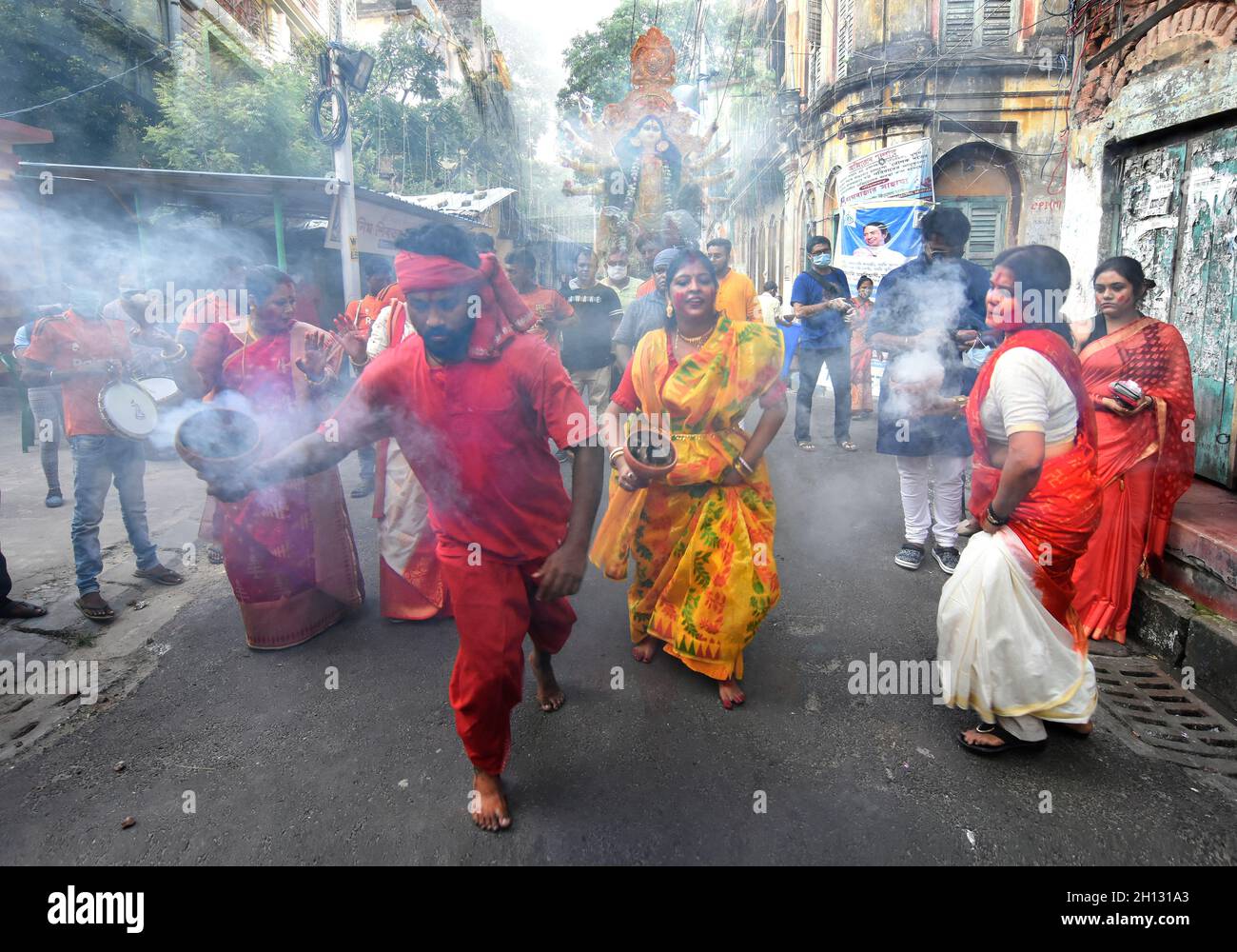 Kolkata, Inde.15 octobre 2021.Les dévotés hindous exécutent la danse dhunuchi pendant la procession d'immersion de Durga idol à Kolkata.(Photo de Suraranjan Nandi/Pacific Press) crédit: Pacific Press Media production Corp./Alay Live News Banque D'Images