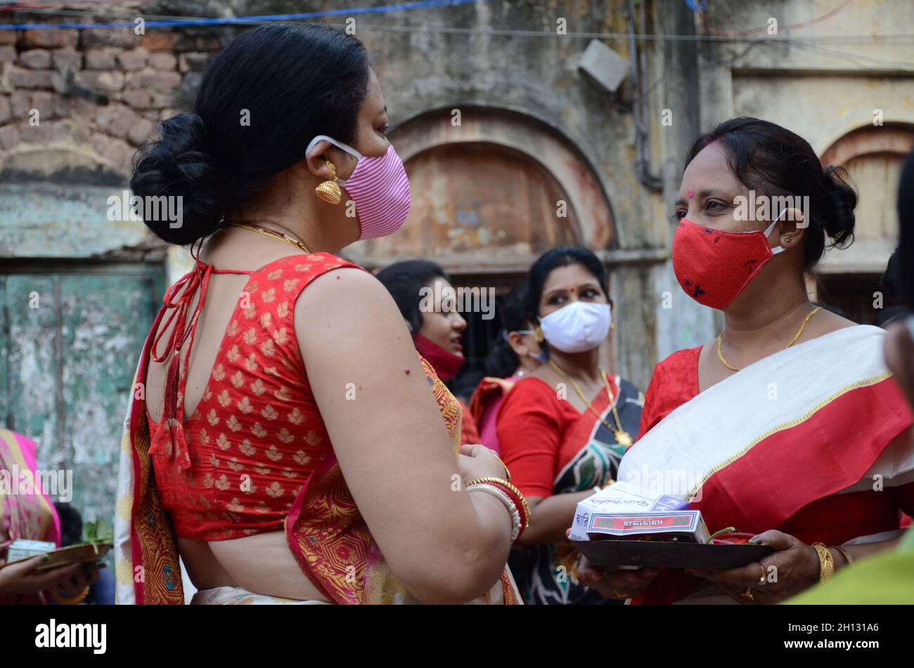 Kolkata, Inde.15 octobre 2021.Les femmes hindoues se préparent au rituel avec l'utilisation de leur masque facial pour prévenir le virus Corona (Covid 19) au dernier jour de Durga Puja à Kolkata.(Photo de Suraranjan Nandi/Pacific Press) crédit: Pacific Press Media production Corp./Alay Live News Banque D'Images