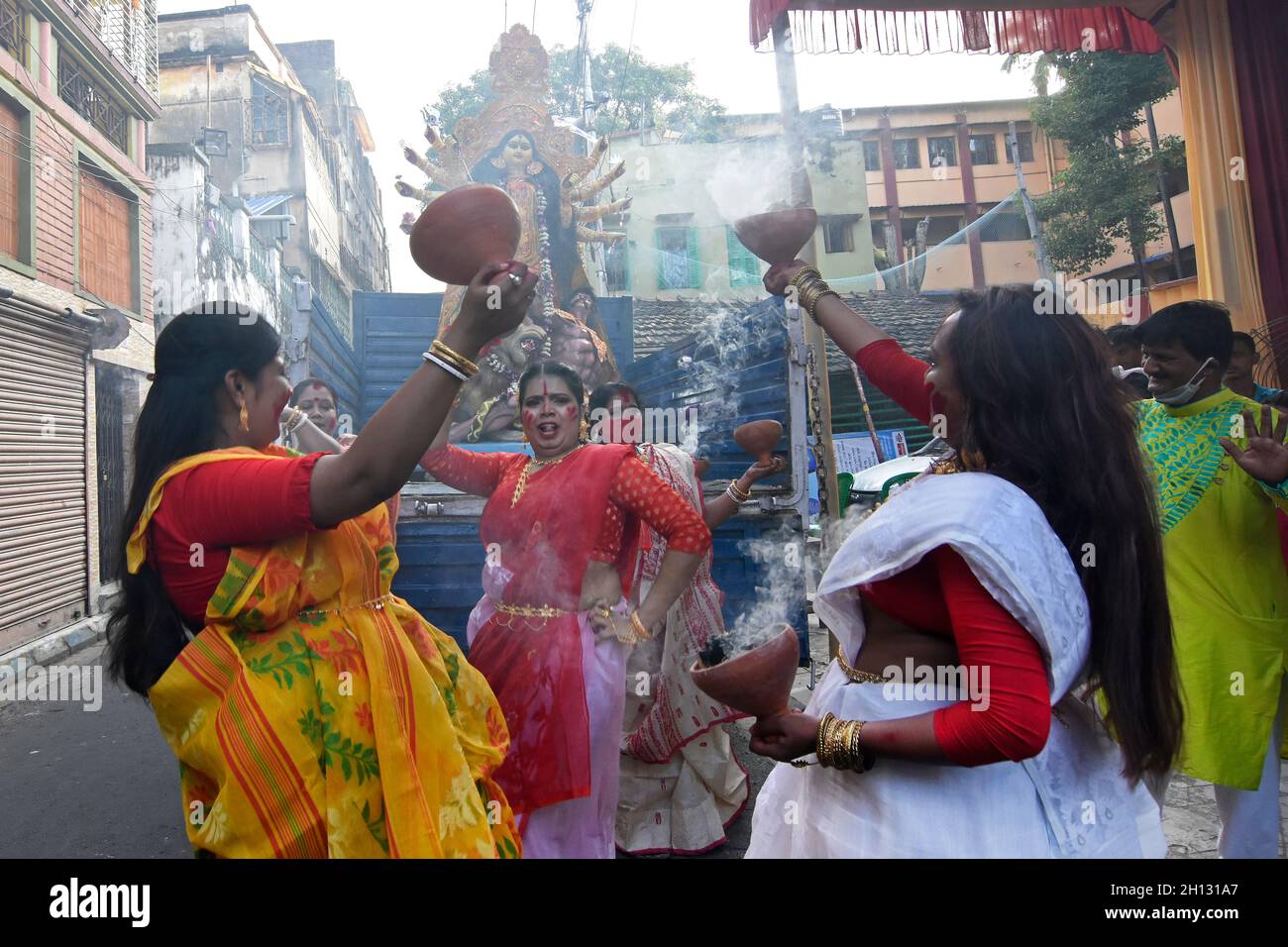 Kolkata, Inde.15 octobre 2021.Des dévotés hindous qui dansent Dhunuchi pendant la procession d'immersion de Durga idol à Kolkata.(Photo de Suraranjan Nandi/Pacific Press) crédit: Pacific Press Media production Corp./Alay Live News Banque D'Images